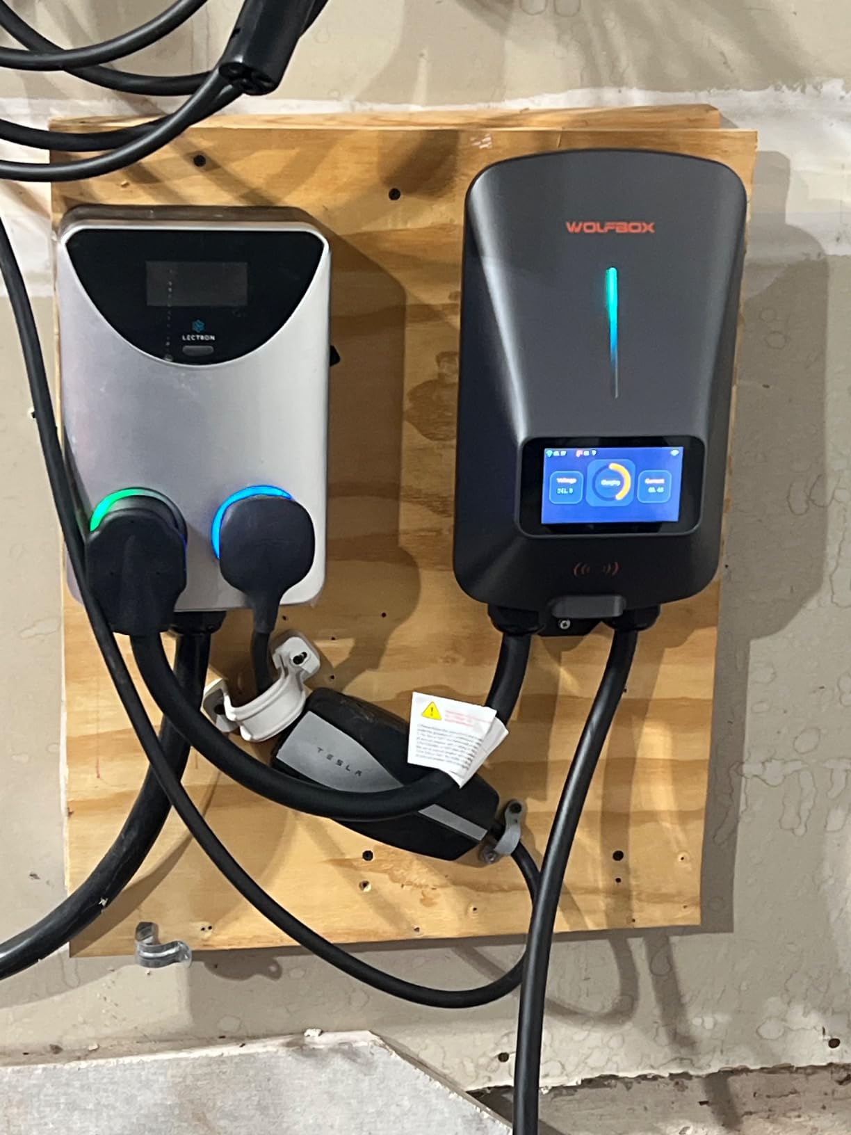 WOLFBOX Level 2 EV Charger 40amp - NEMA 14-50 EVSE with J1772 Connector - CSA Certified Wall Home EV Charger - 25FT Cable, Outdoor/Indoor, RFID Card, WiFi Enabled, 240V Electric Vehicle Charging Station customer photo 2