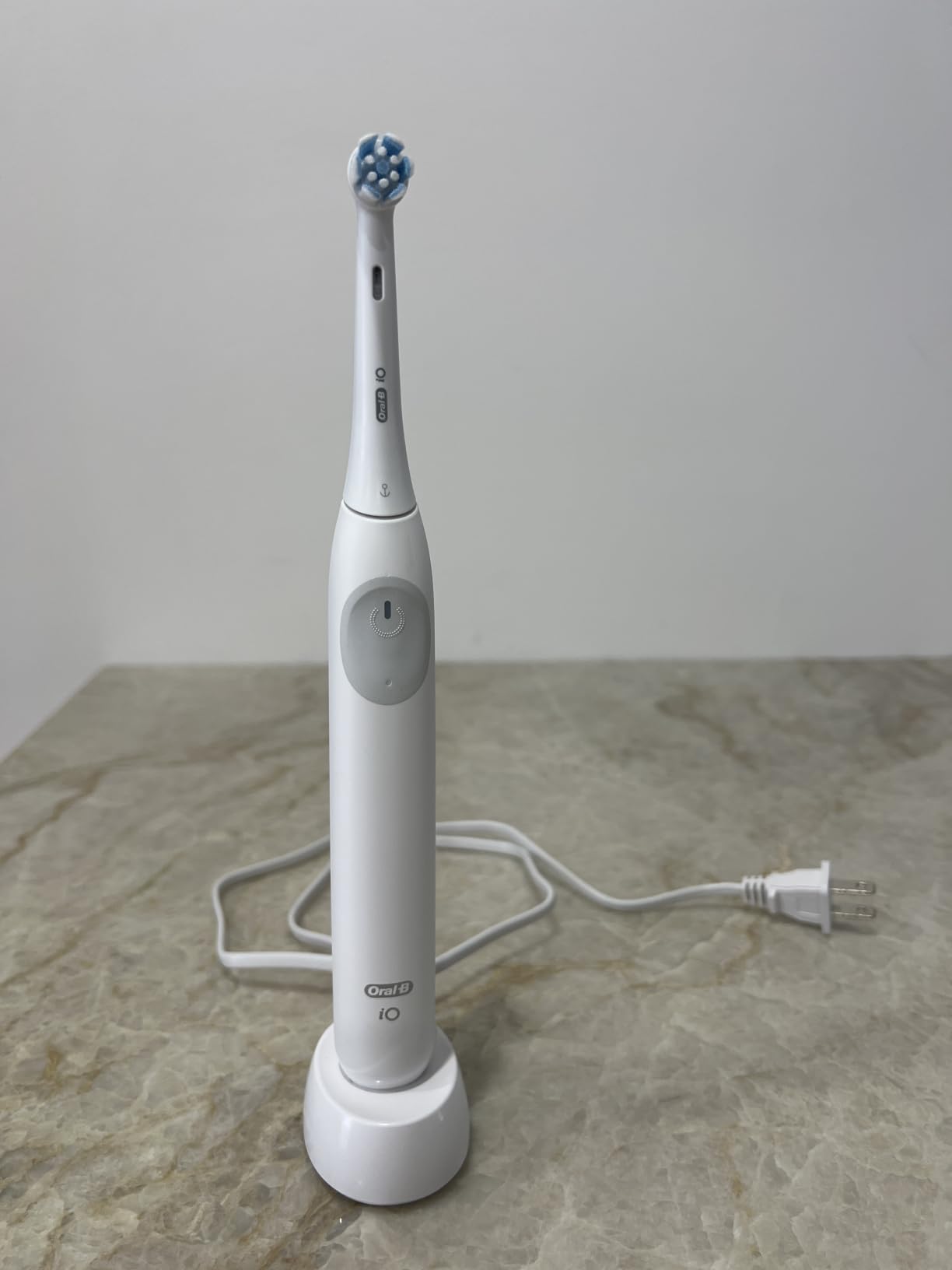 Oral-B Rechargeable Electric Toothbrush, iO2 Starter Kit, 3 Cleaning Modes, Automatic Pressure Sensor to Protect Gums, 2 Brush Heads, Pure White customer photo 2