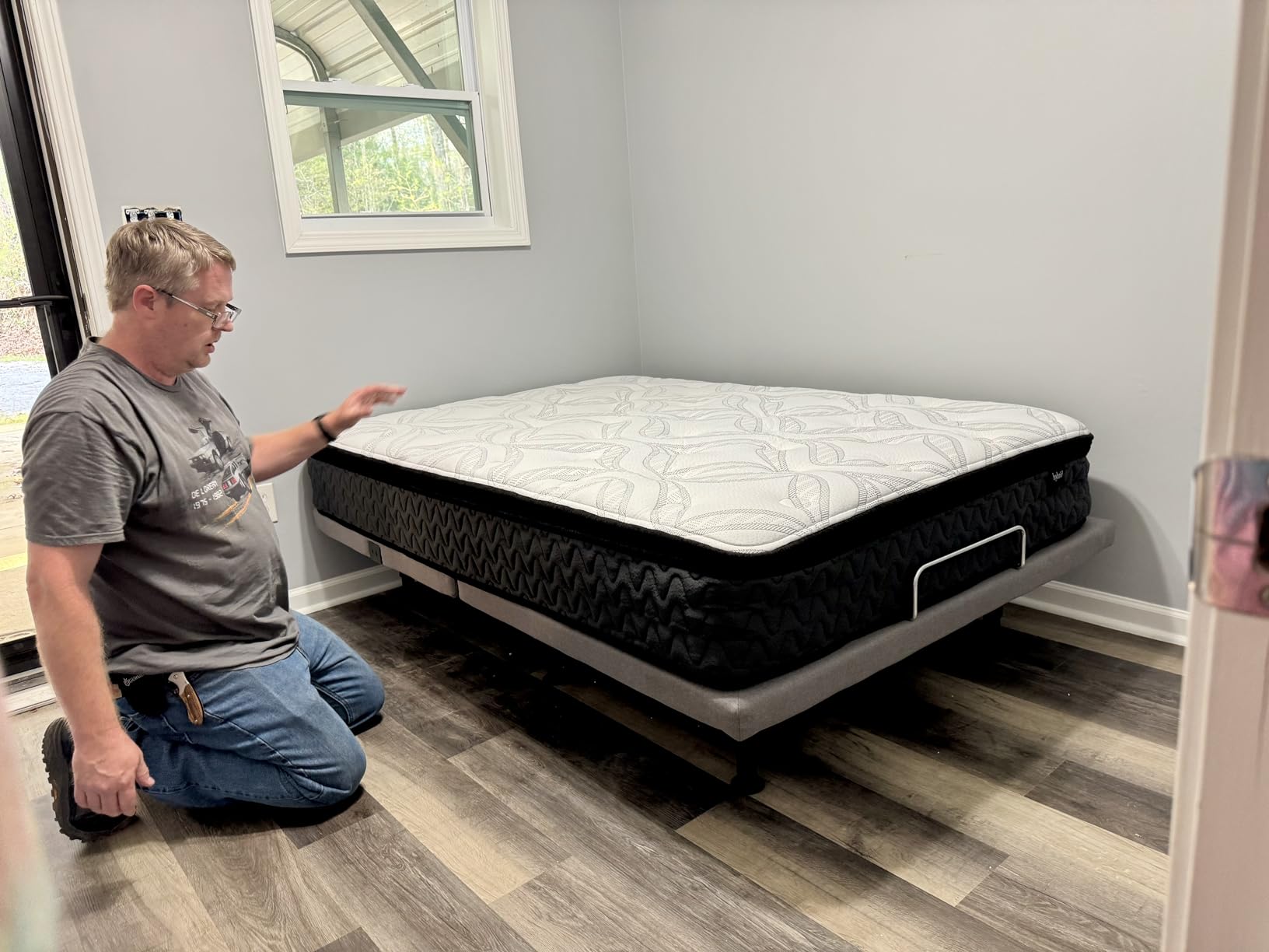 Electric Queen Adjustable Bed Frame with Wireless Remote, Head Foot Incline, USB, Underbed Light - Heavy Duty Platform, Easy Assembly, Zero Gravity - Bedframe Basic with Quiet Motor customer photo 1