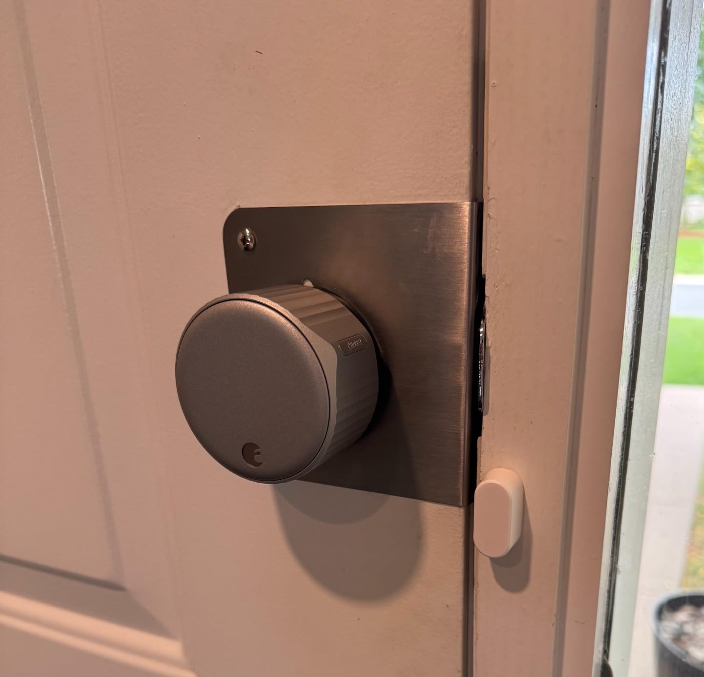 Yale August Wi-Fi Smart Lock with Keypad Touch, Fingerprint Scanner, Silver customer photo 1