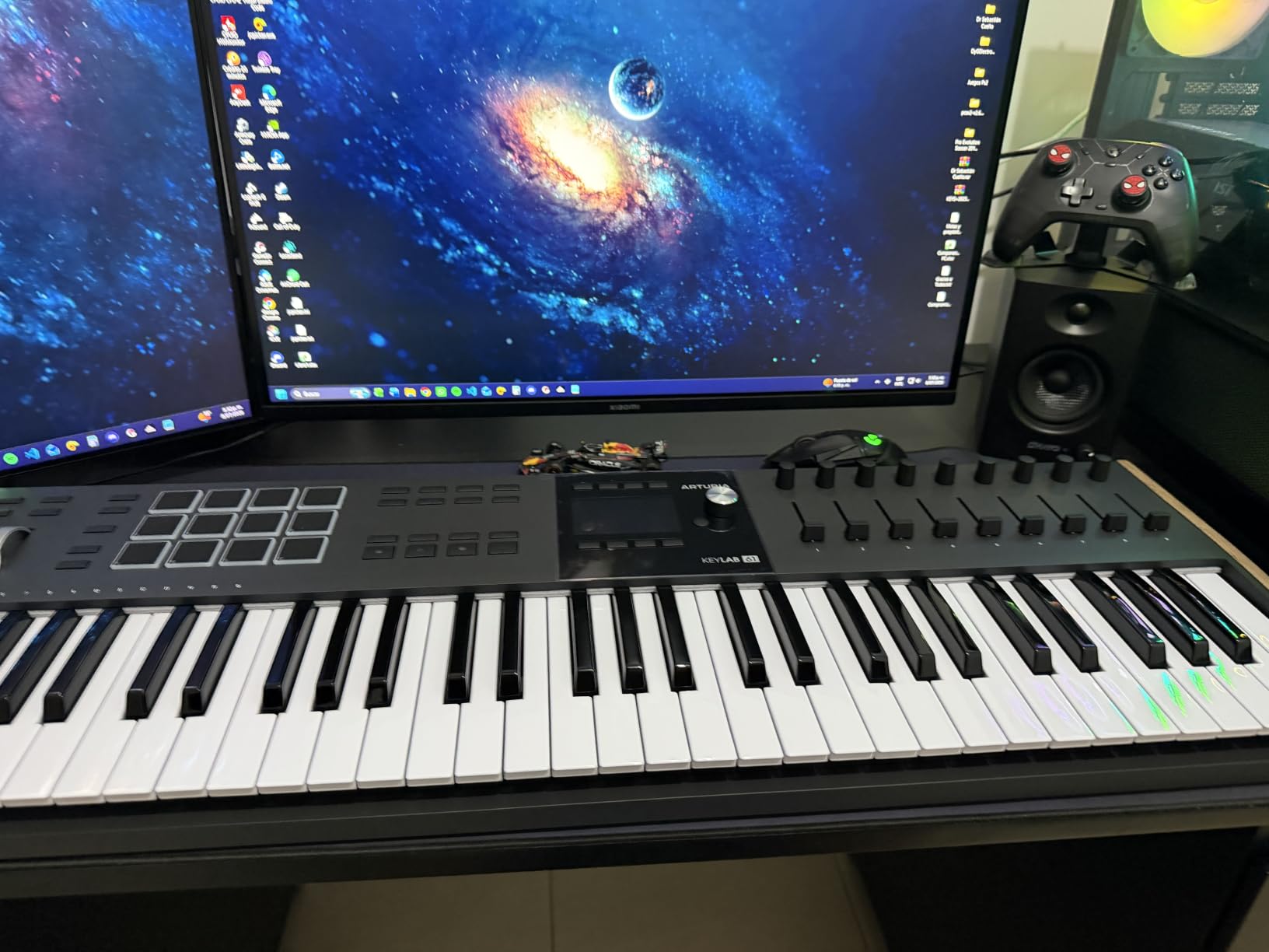 Arturia KeyLab mk3 USB MIDI Keyboard Controller, 61 Key - Black | Keys with aftertouch, 12 pressure-sensitive performance pads, nine assignable encoders customer photo 1