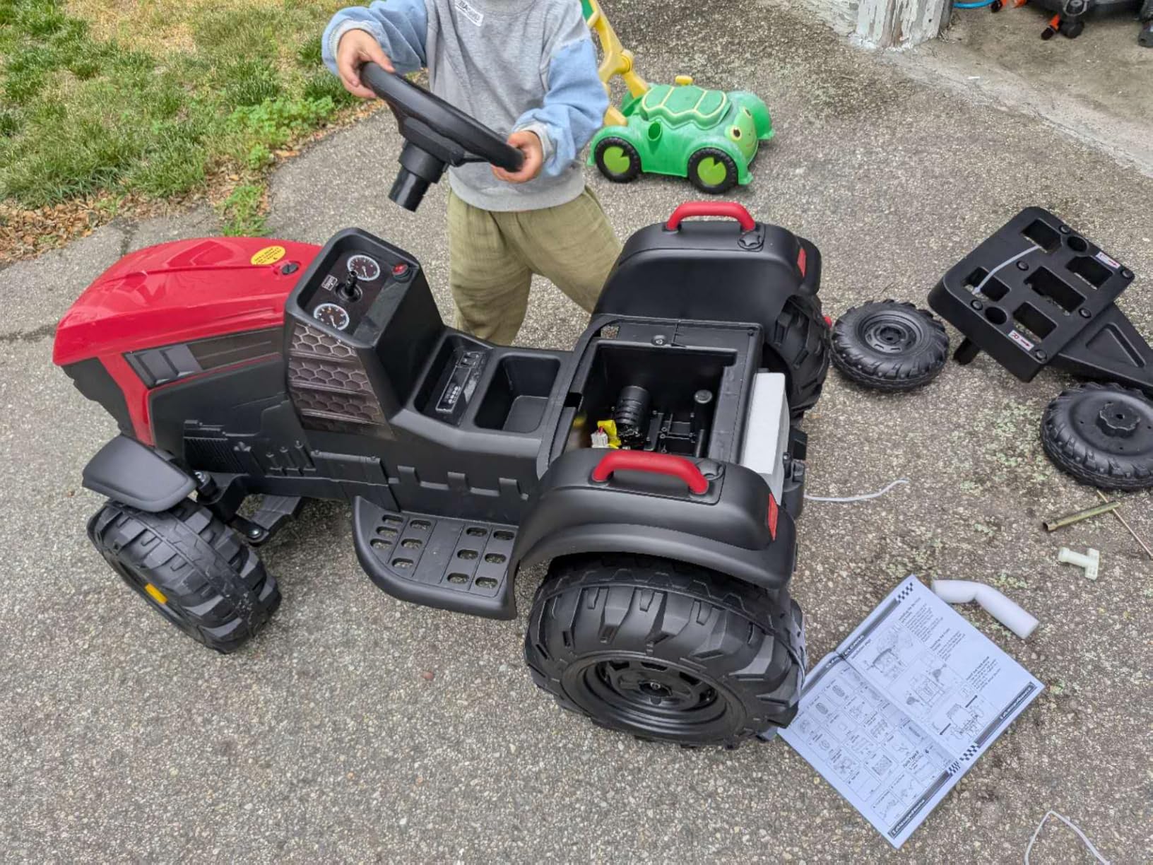 ELEMARA 24V 9AH Ride on Tractor with Easy Detachable Trailer, 400W Motors Electric Tractor Toy for Big Kids, All-Terrain Capability, Safety Design with 3-Point Seat Belt for Ages 3+, Green customer photo 2