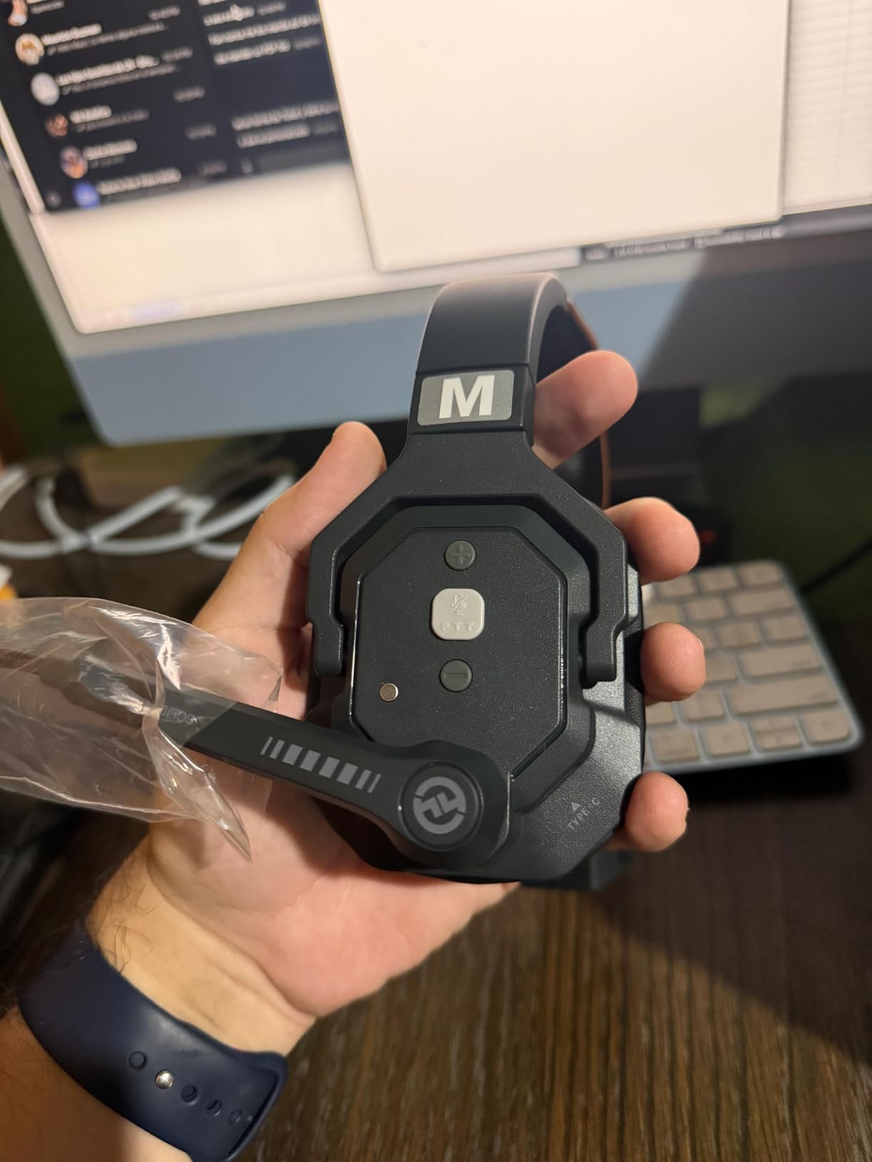Hollyland Solidcom SE Full Duplex 5-Users ENC Noise Cancellation Wireless Intercom Headset System 1100ft Team Communication with PTT Mute Single Ear Headset for TV Film Production (2.4GHz Version) customer photo 2