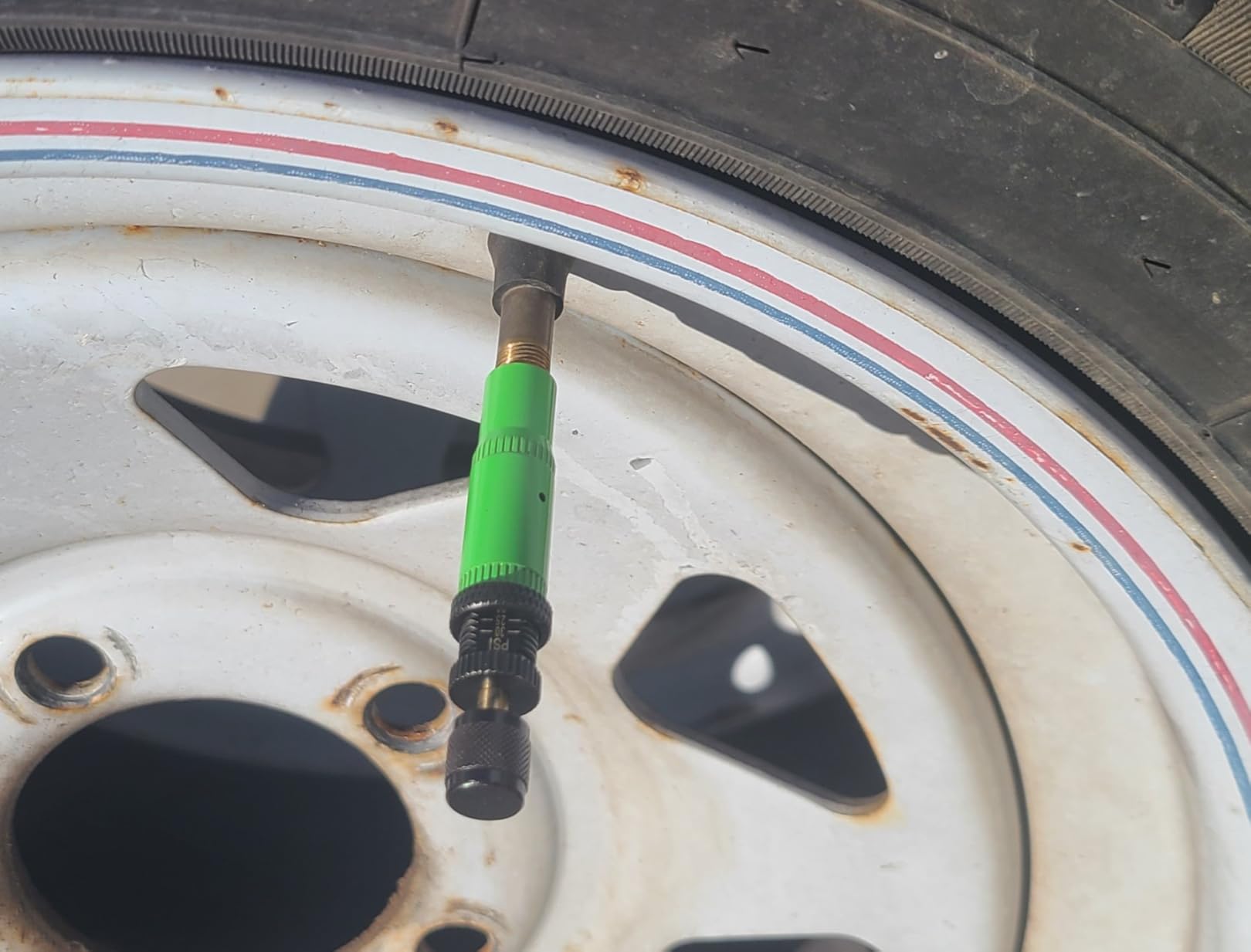 Rhino USA Adjustable Tire Deflator Kit (4-Pack) - 10-30 PSI Air Down Tool | Automatic Screw-On Deflators with Auto Stop. Offroad Accessory for Jeep, Truck, SUV, ATV & 4x4 Sand Trails. Green customer photo 2