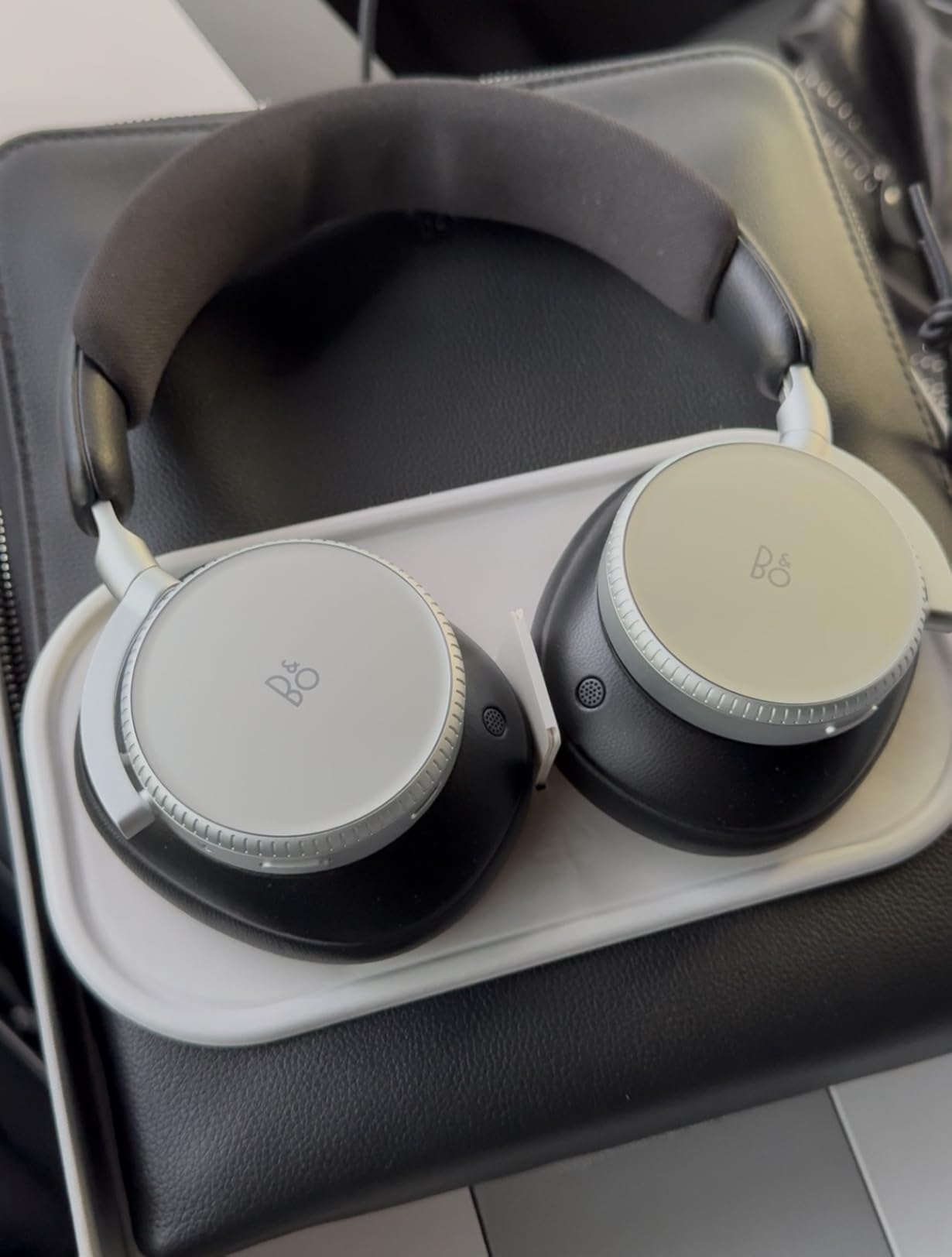 Beoplay H100 Premium Wireless Active Noise Cancelling Over-Ear Headphones with Protective Carrying Case, Hourglass Sand customer photo 1