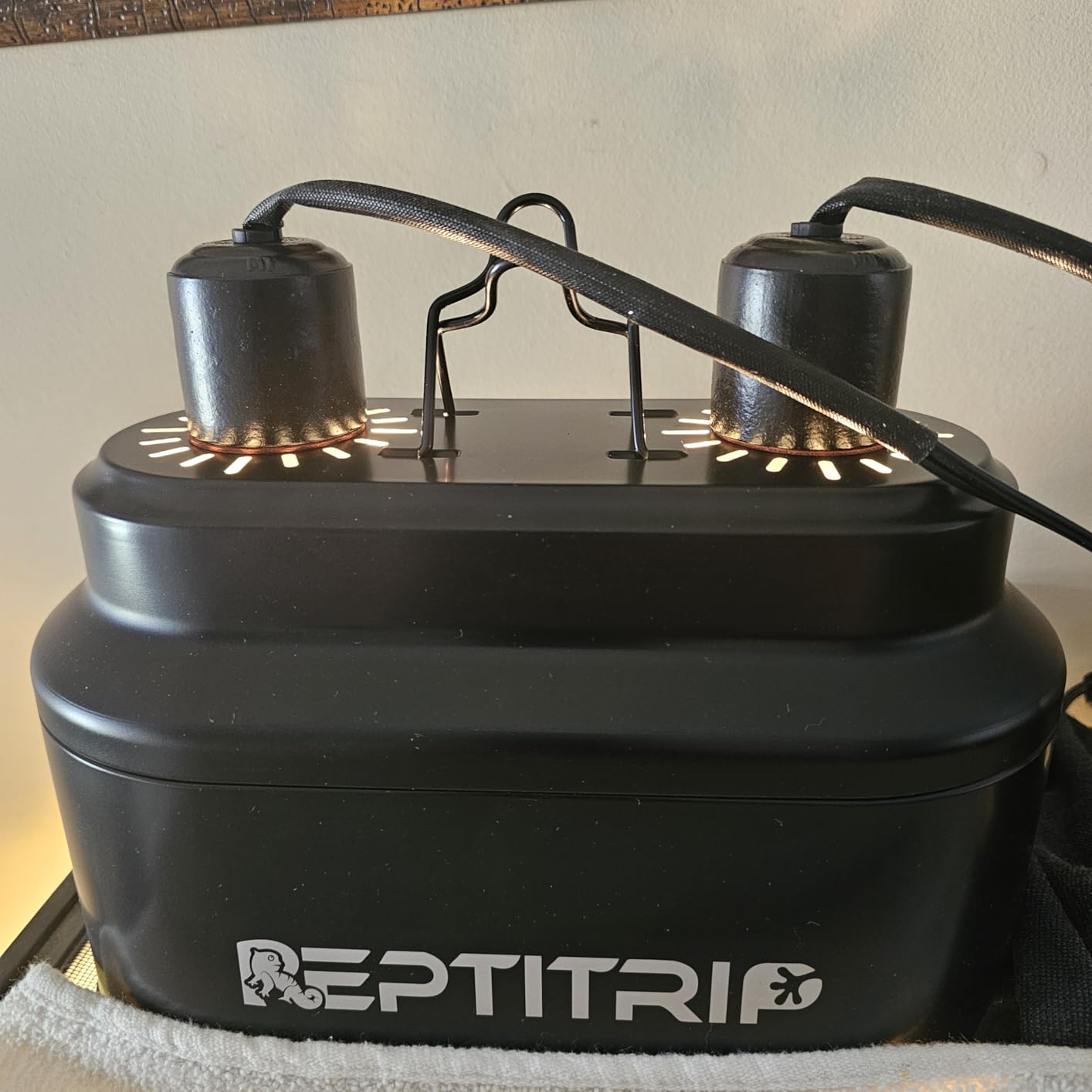 Dual Reptile Light Fixture with Switches, Reptile Heat Lamp Fixture, Reptiles Terrarium UVB Bulb Fixture for Bearded Dragon, Max 160W Each (Bulb Not Included) customer photo 2