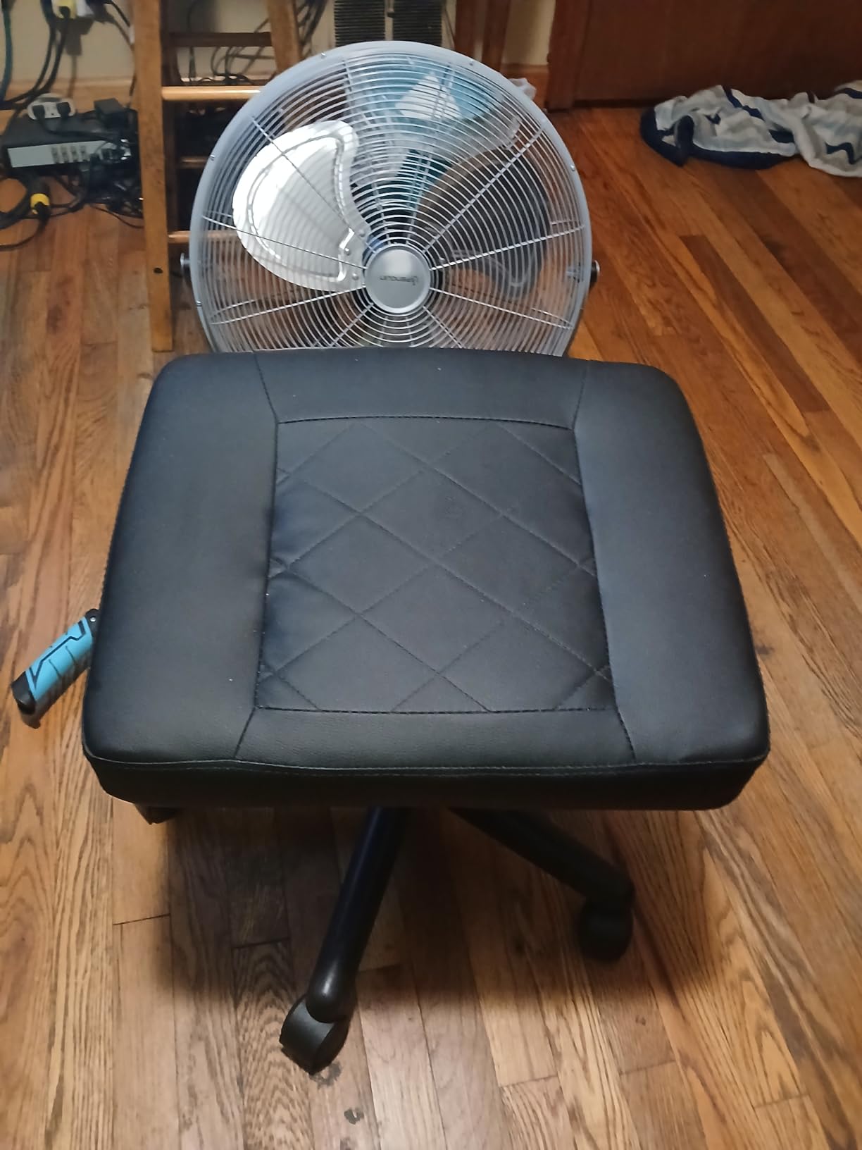 VECELO Under Desk Footrest, PU Ergonomic Foot Rest with Wheels, Comfort Padding, Height Adjustable for Relieving Leg Pain, Stiffness, Black customer photo 2