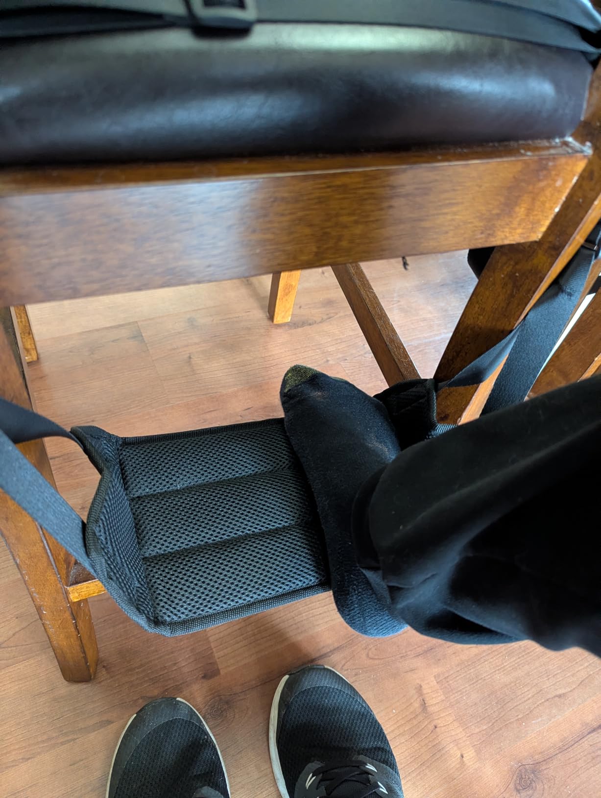 Airplane Foot Hammock, No Collapse Foot Rest for Plane Travel with Extended Adjustment Strap, Portable Desk Foot Hammock with Thickened Foam, Foot Sling Travel Essentials to Relax Your Feet customer photo 2