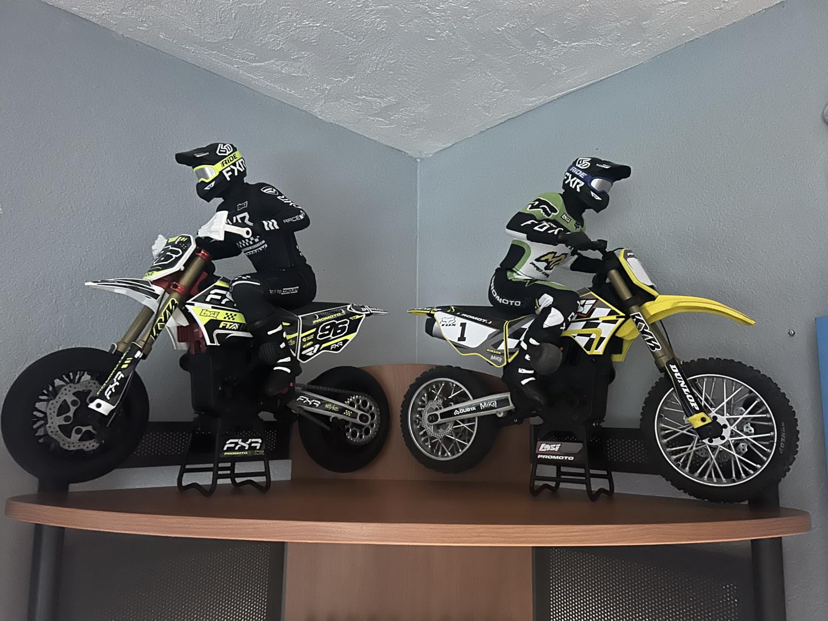 Losi Promoto-SM 1/4 Super Moto Motorcycle FXR White RTR with Battery and Charger LOS-2310 customer photo 2