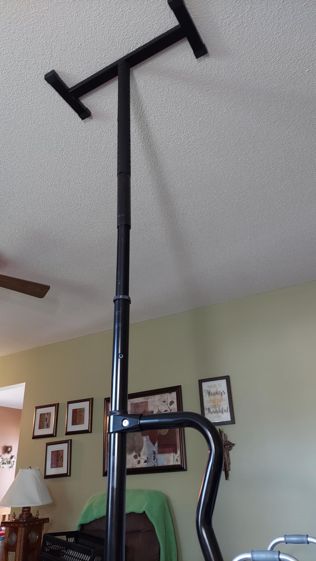 VEVOR Floor-to-Ceiling Transfer Pole, Tension Mounted Bathroom Grab Bar with Anti-Slip Curve Handle, 300 Lbs Capacity Security Pole for Elderly, Ideal Senior Safety Pole for 7-10 Ft Ceilings, Black customer photo 1