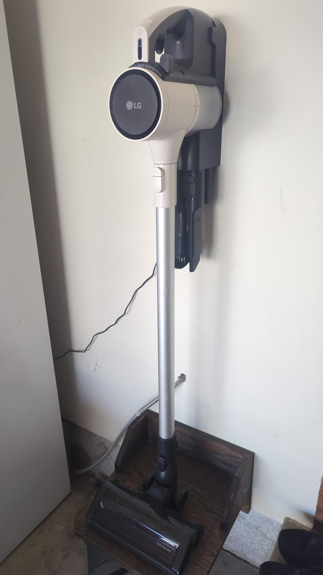LG Cordzero Q3 Cordless Stick Vacuum Cleaner with Auto Multi-Surface Detect Dual Floor Max Lite Nozzle, Beige Color customer photo 1