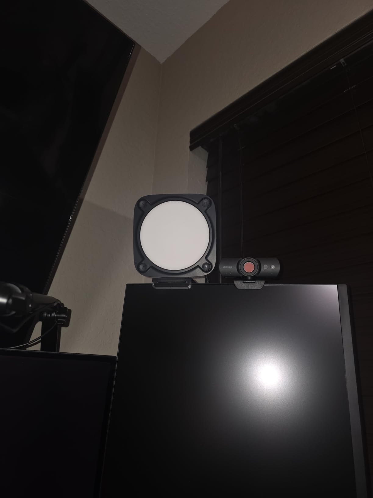 Elgato Key Light Neo Black with Monitor Mount | Adjusts for all skin tones, Up to 1000 lumens with USB power, Edge-lit, glare-free design, Effortless mount, Zero plastic customer photo 2