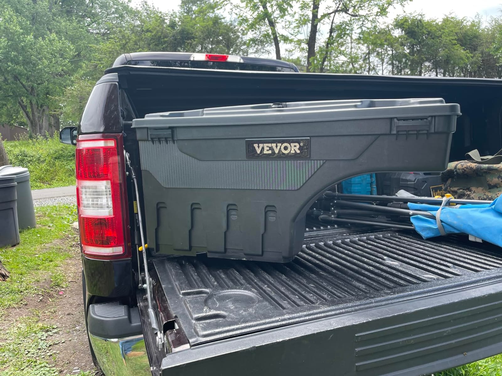 VEVOR Truck Bed Storage Box, Compatible with Chevrolet Silverado 1500 GMC Sierra 1500 2019-2020 R, Waterproof ABS Wheel Well Tool Box with Lockable Lid, 6.6 Gal/25 L Toolbox, Passenger Side, Black customer photo 2