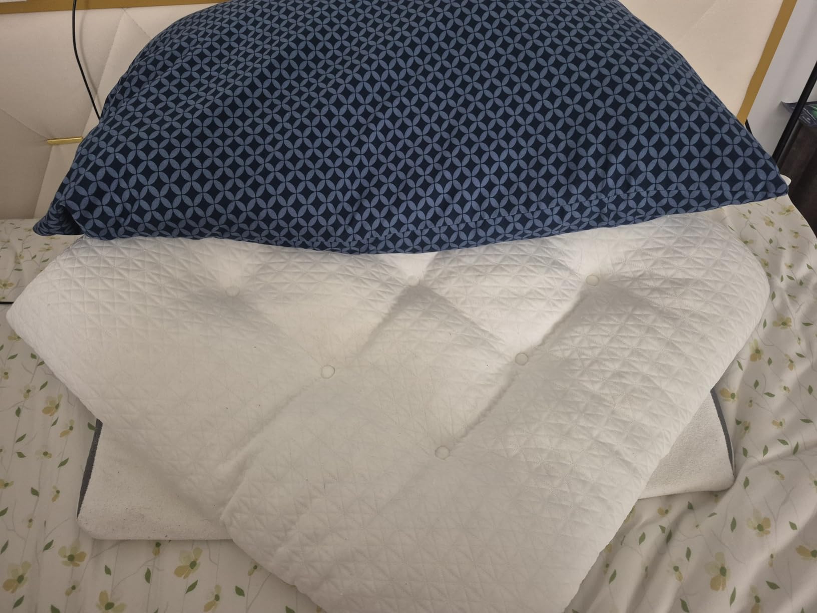 Bed Wedge Pillow for Sleep Apnea 7.5Inch Gerd Pillow Patent Dual Layer Triangle Pillow Adjustable Shredded Memory Foam Topper Soft Support Ideal for Acid Reflux, After Surgery, Snoring customer photo 2