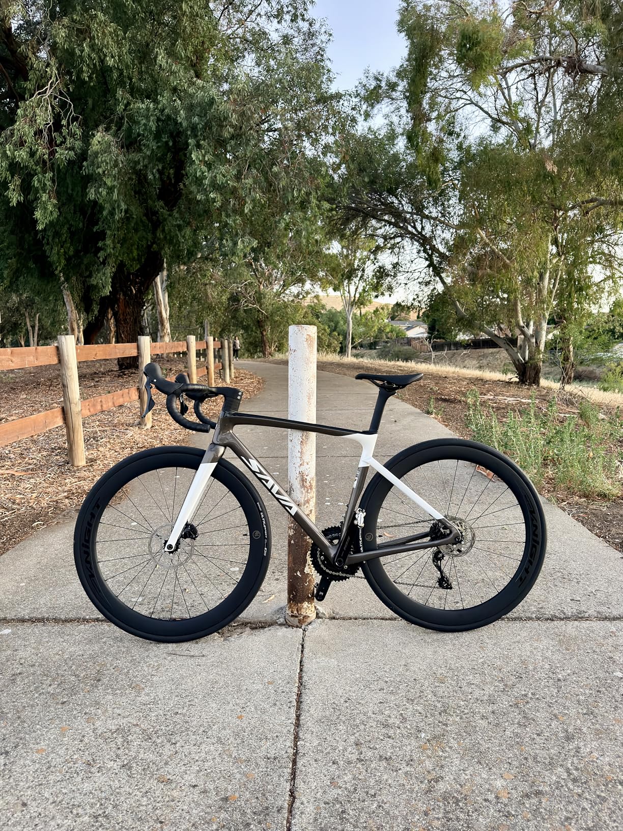 Hawkeye SLR7S Carbon Road Bike, T800 Carbon Fiber Frame Racing Bicycle with Shimano 105 R7120 24 Speed Groupset and Hydraulic Disc Brakes, Ultra-Light Carbon Bike customer photo 1