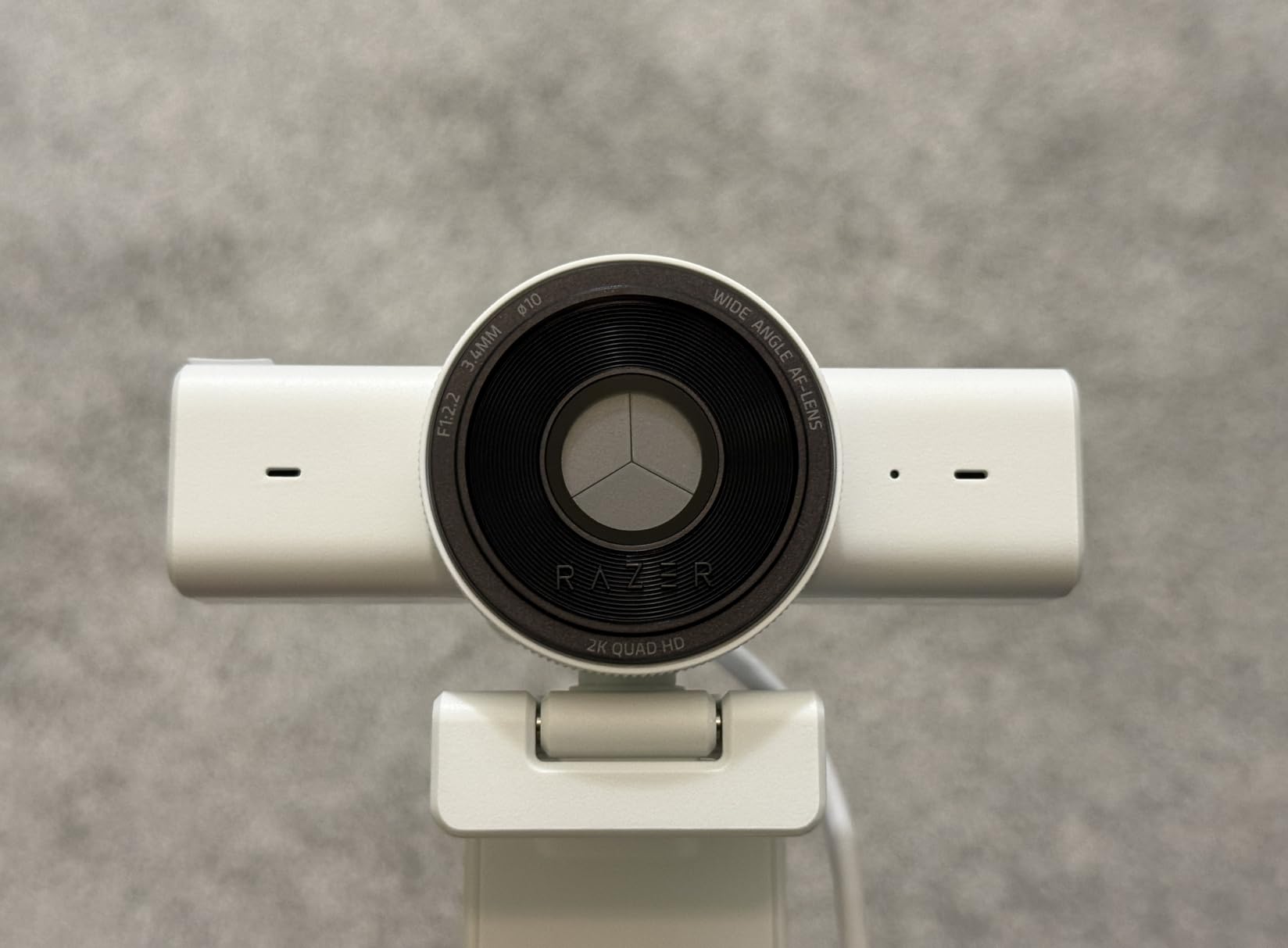 Razer Kiyo V2 X Webcam for Streaming and Meetings, 1440p 60 FPS, White, AI Powered Auto-Framing, Built-in Microphone, Ultrawide Angle Lens, Privacy Cover, Works with OBS, Discord, Zoom, Teams customer photo 2