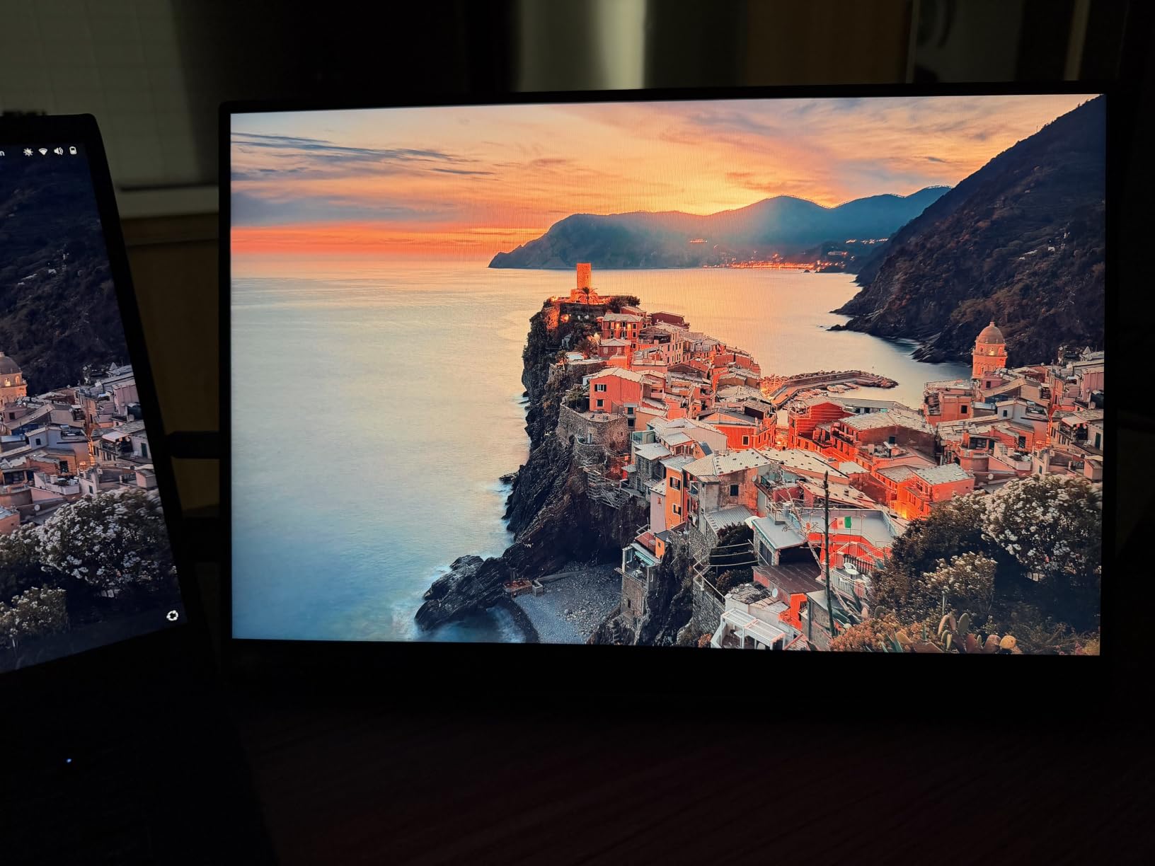 cocopar Portable Monitor 15.6 Inch 4K UHD 60Hz 145% sRGB Travel Monitor with Speaker HDMI USB-C Second Screen for Laptop MacBook Surface PC Xbox PS4/5, VESA Mountable, with Kickstand customer photo 2