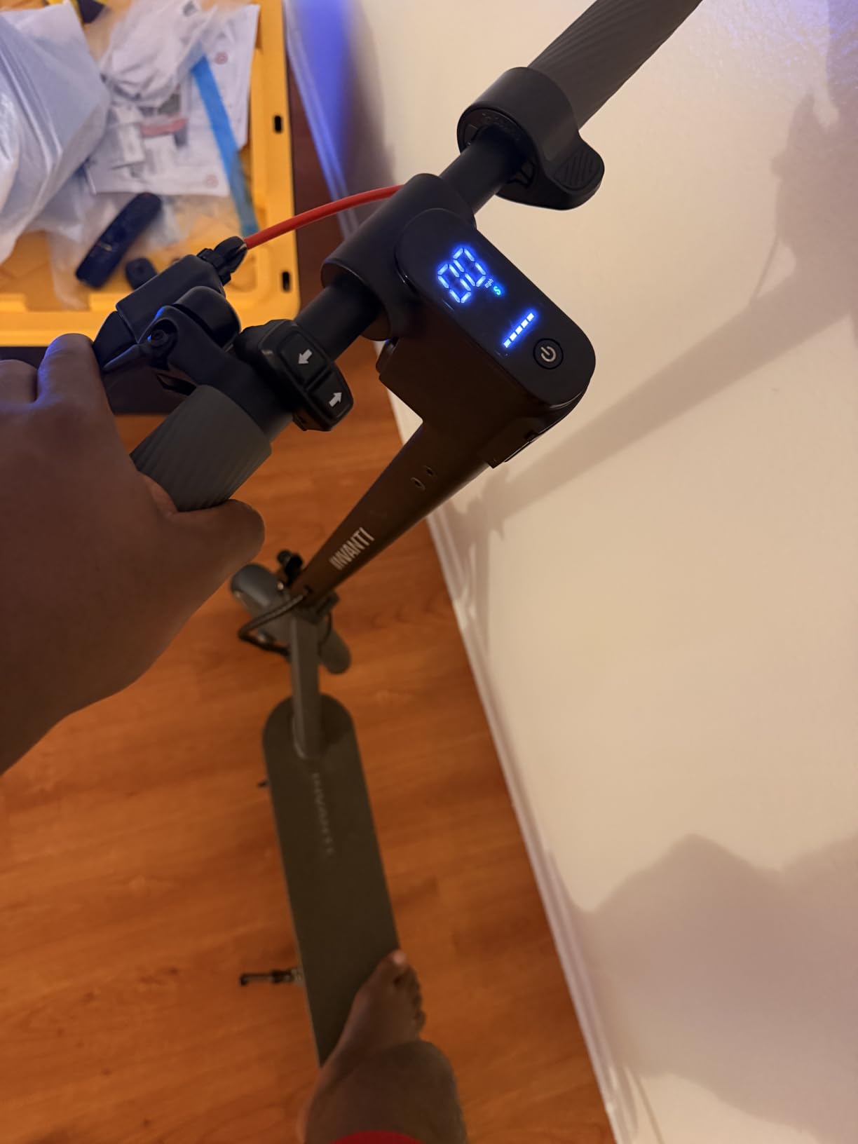 INVANTI E20 Adult Electric Scooter with Smart APP, Max 19 Miles & 18 MPH,350W Motor, 8.5
