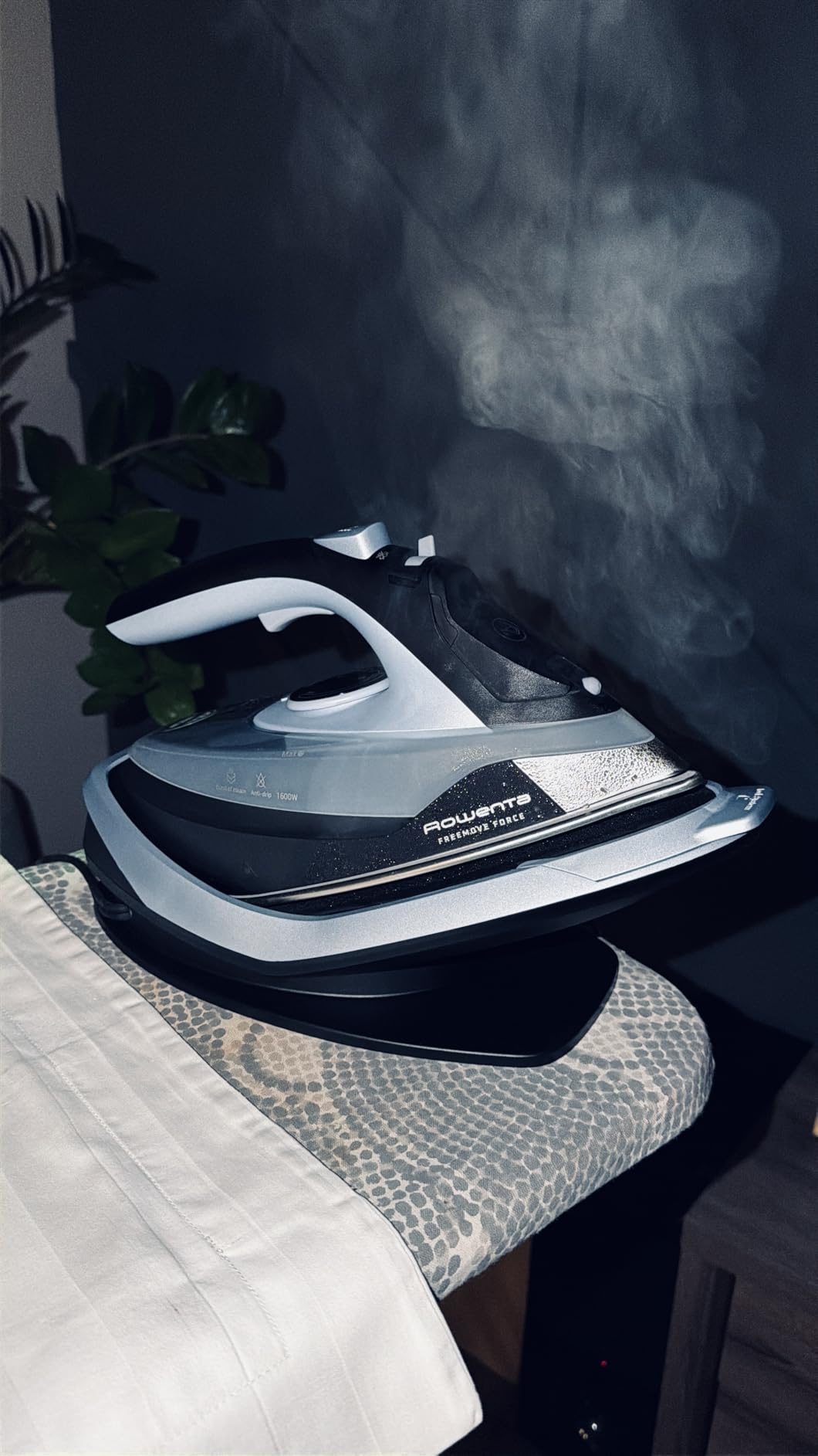 Rowenta Freemove Cordless Iron with Steam, 1600 Watts, Stainless Steel Soleplate, Rapid Heating, Portable Steamer for Clothes, Rechargeable for Wireless Ironing, Handheld Steamer Iron, Blue, DE6730 customer photo 1