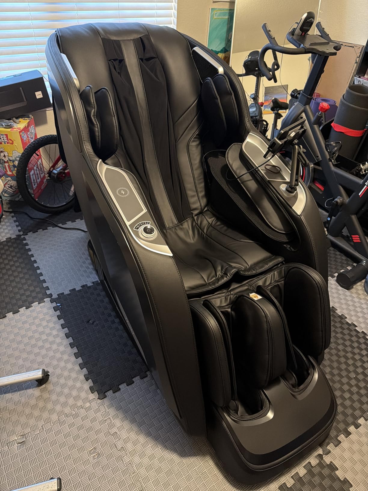 Vibe 4D Massage Chair, SL-Track Zero Gravity Recliner (Black) | For Desk-Day Back, Neck & Leg Tension, 4D Zero-Gravity Massage, Deep Calf & Foot Relief, Fits Small Apartments, Heated customer photo 1