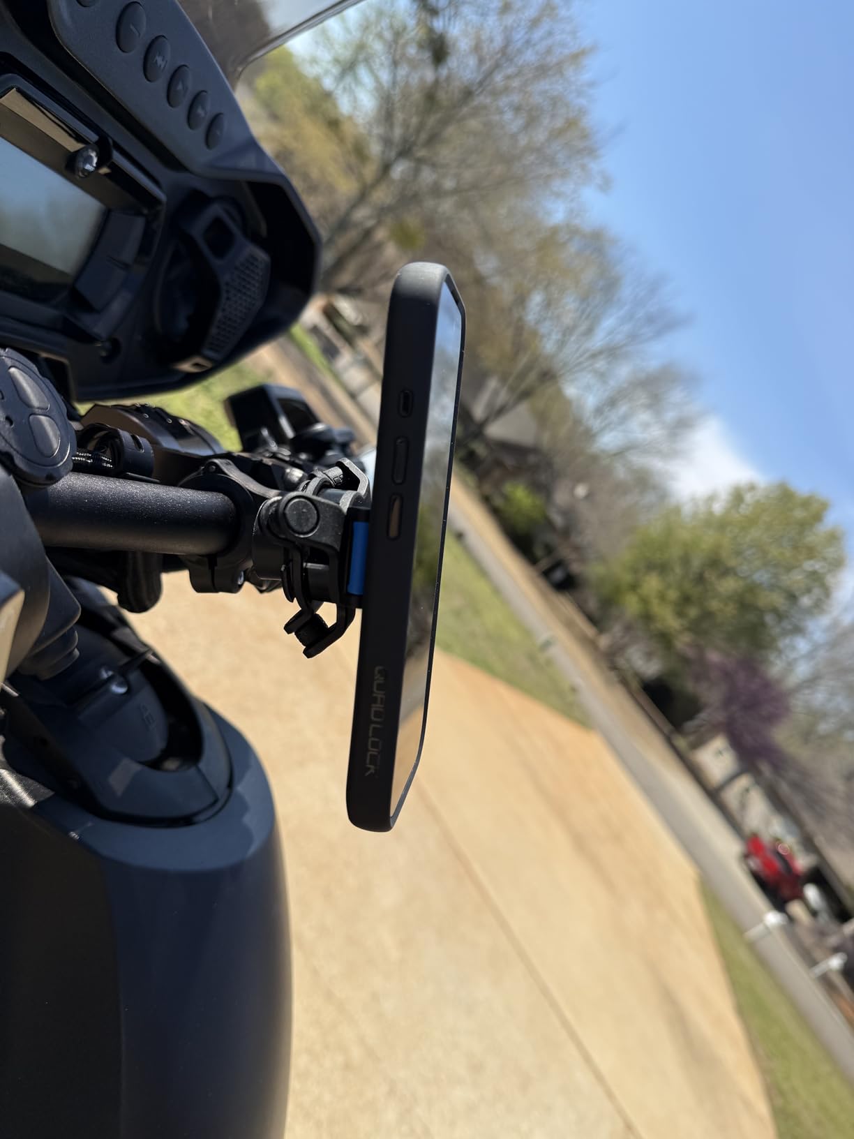 Quad Lock Moto Handlebar Kit with Dampener & MAG Case for iPhone 17 Pro Max customer photo 2