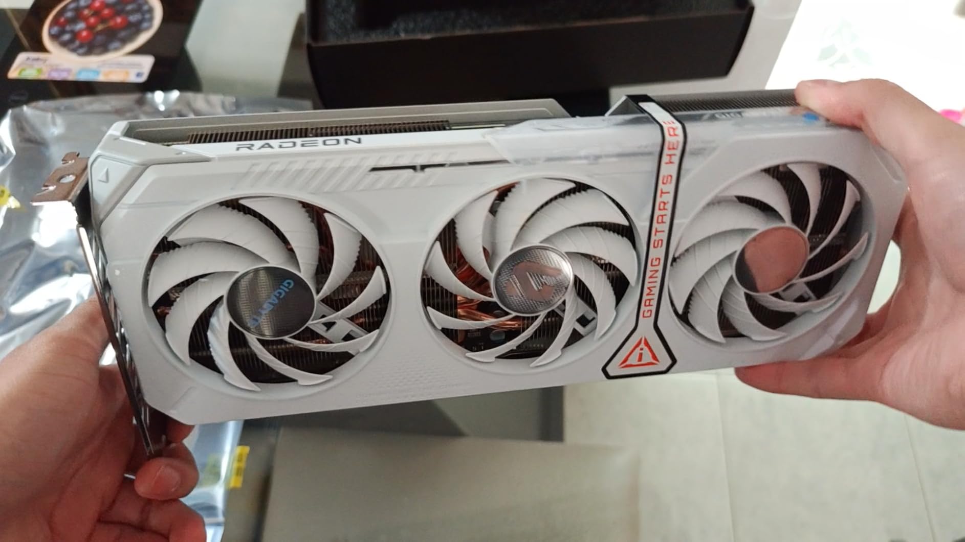 GIGABYTE Radeon RX 9060 XT Gaming OC ICE 16G Graphics Card customer photo 2