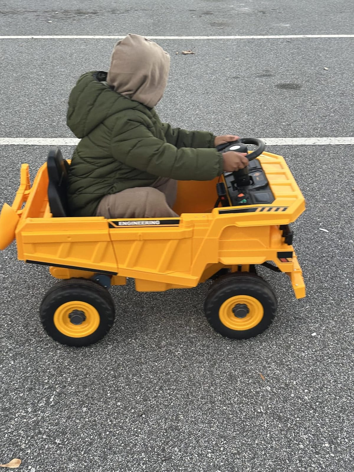 12V Ride On Dump Truck Kids Ride On Car for Kids, Battery Powered Electric Car with Remote Control, Electric Dump Bed, Wear-Resistant Tires, 4 Wheels Tractor Ride On Toys, Yellow customer photo 1