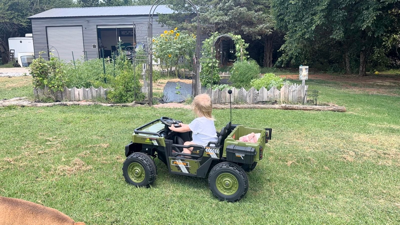 ARBELI 24V 4WD Ride on Dump Truck 2-Seater Ride on Car for Kids 3-8yrs | Electric dump bed, 4X100w motors, Max 4.5 mph & 132lb load, 20 inch wide seat, shovel, toolbox & cup holder, remote control customer photo 1