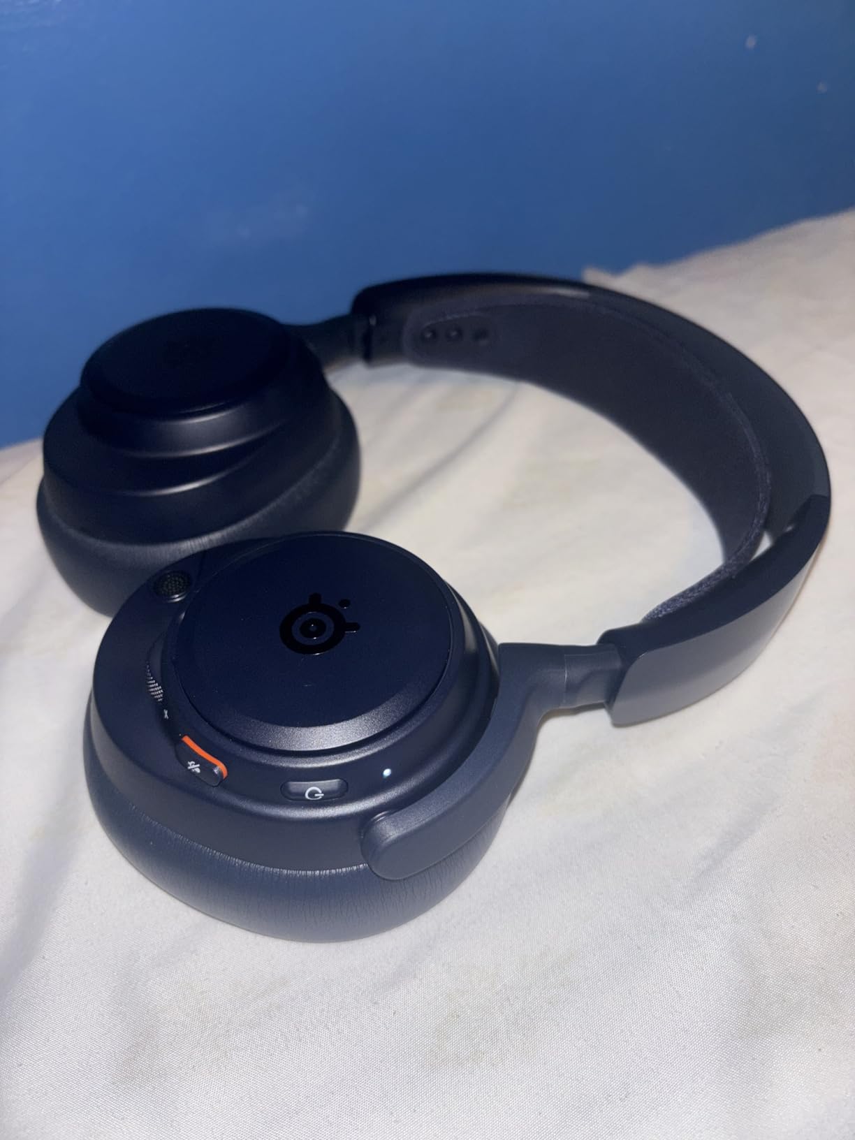 SteelSeries Arctis Nova Pro Omni - Hi-Res Wireless Gaming Headset, 96kHz/24bit, ANC, ClearCast Pro Mic, AI Noise Rejection, Mobile App, Mix 2.4GHz + BT, OmniPlay PC+PlayStation+Xbox - Midnight Blue customer photo 1