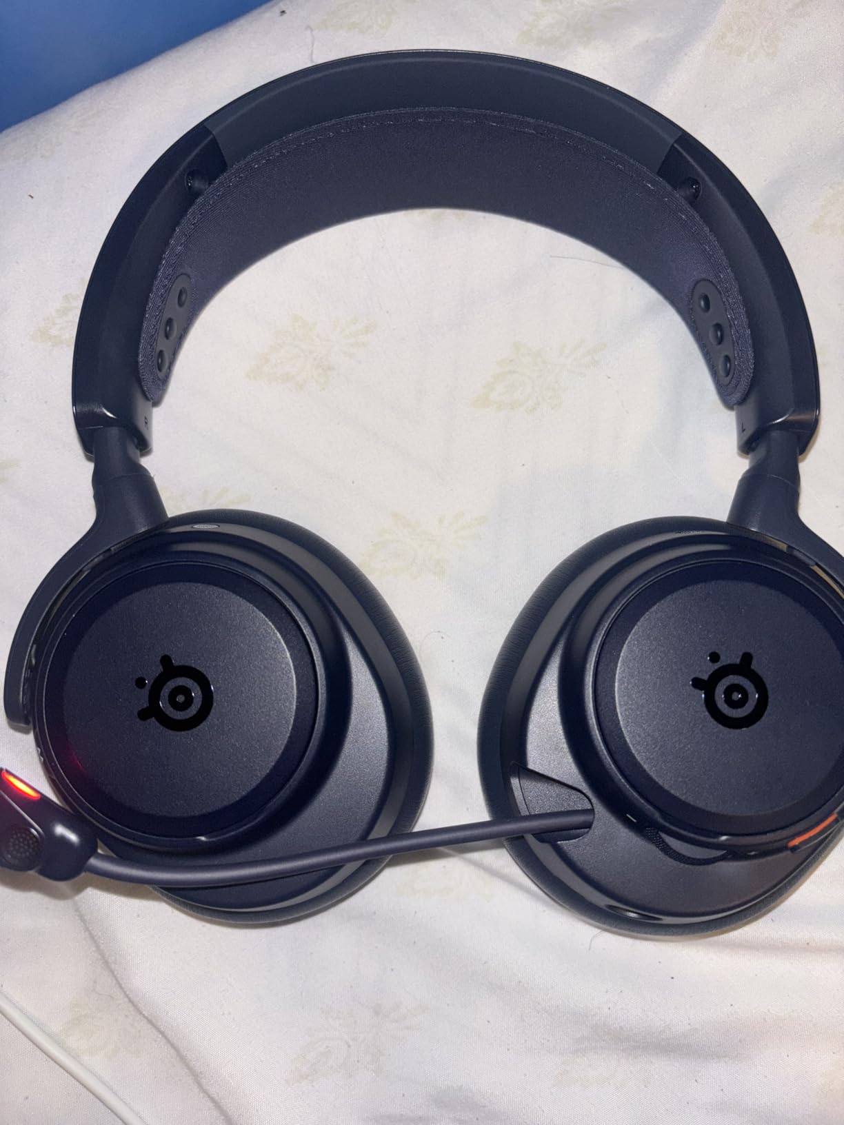 SteelSeries Arctis Nova Pro Omni - Hi-Res Wireless Gaming Headset, 96kHz/24bit, ANC, ClearCast Pro Mic, AI Noise Rejection, Mobile App, Mix 2.4GHz + BT, OmniPlay PC+PlayStation+Xbox - Midnight Blue customer photo 2