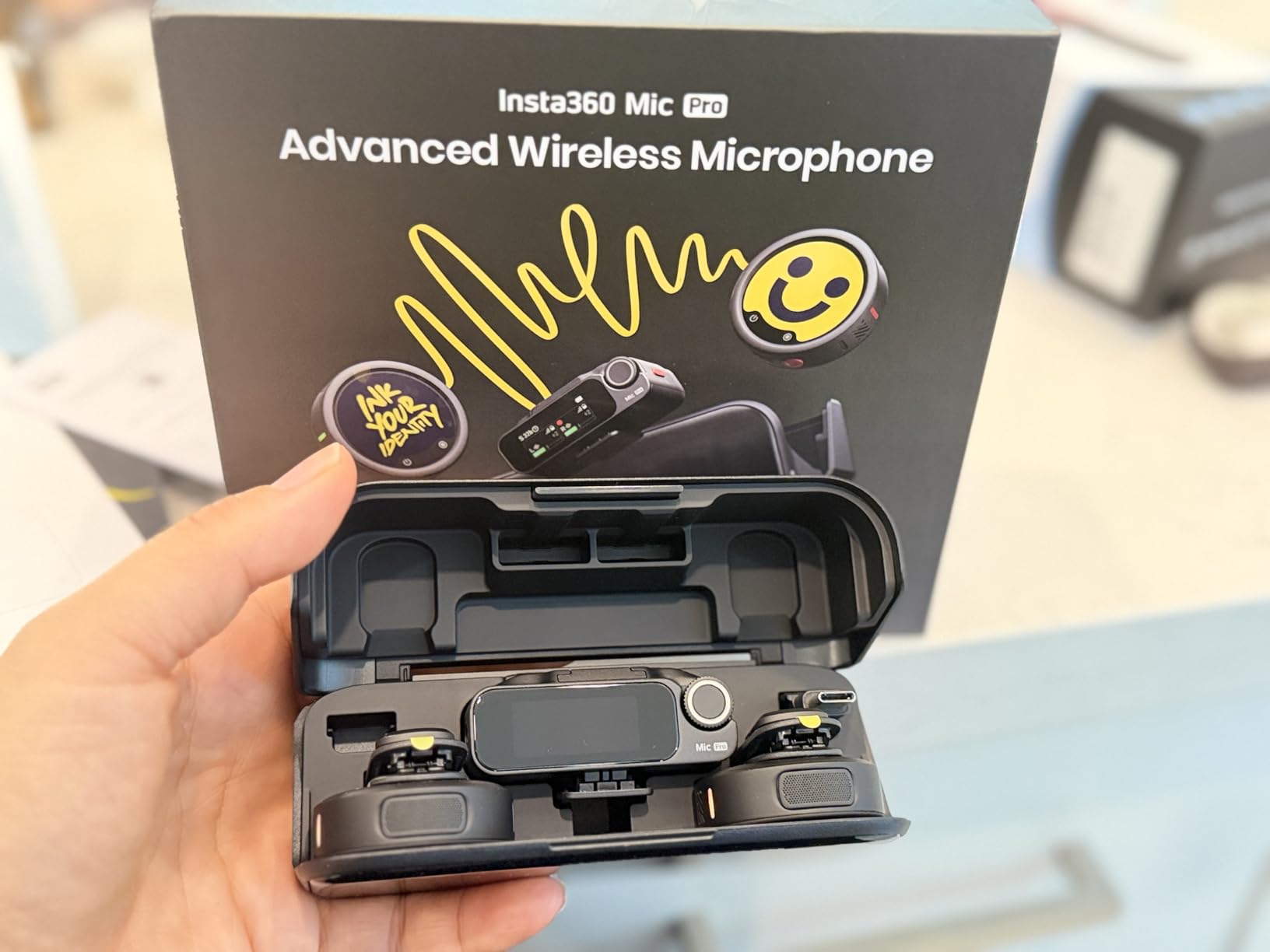 Insta360 Mic Pro (2 TX + 1 RX + Charging Case), Wireless Mini Lavalier Microphone for iPhone/Camera/Android, Video Recording, Vlogging, Bluetooth, Customizable E-Ink Display, 3-Mic Array, 30hrs Use customer photo 2