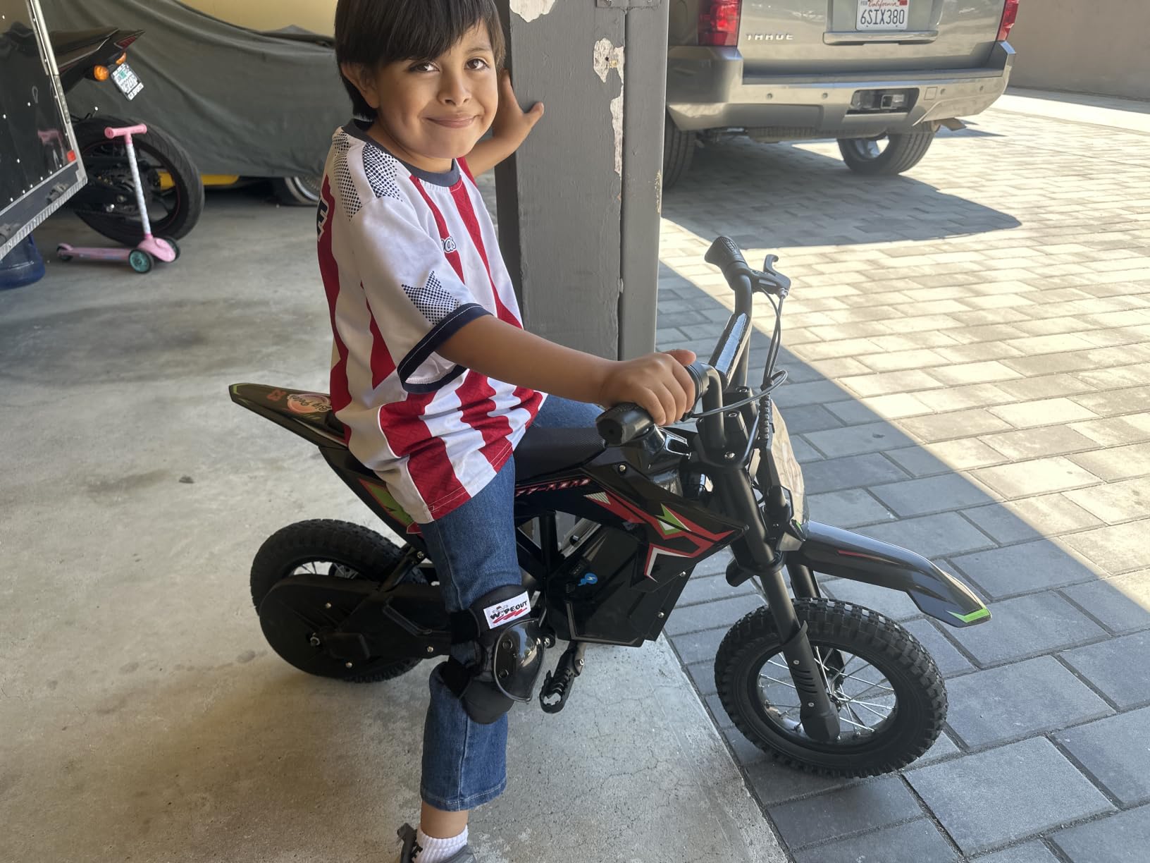 36V Electric Dirt Bike, 700W Peak Motor, Up to 15.5 MPH & 13.7 Miles, Rear Suspension & Dual Brakes, 3-Speed E-Bike for Kids Ages 3-10 (Black-Red) customer photo 1