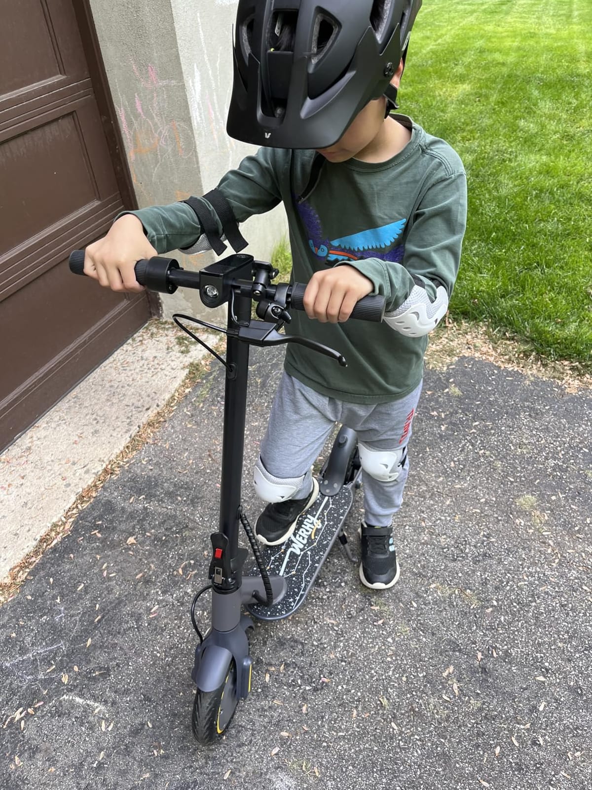 Electric Scooter for Kids Aged 6-10, 350W Motor, 19 Mph Speed & 15 Miles Range, 8.5