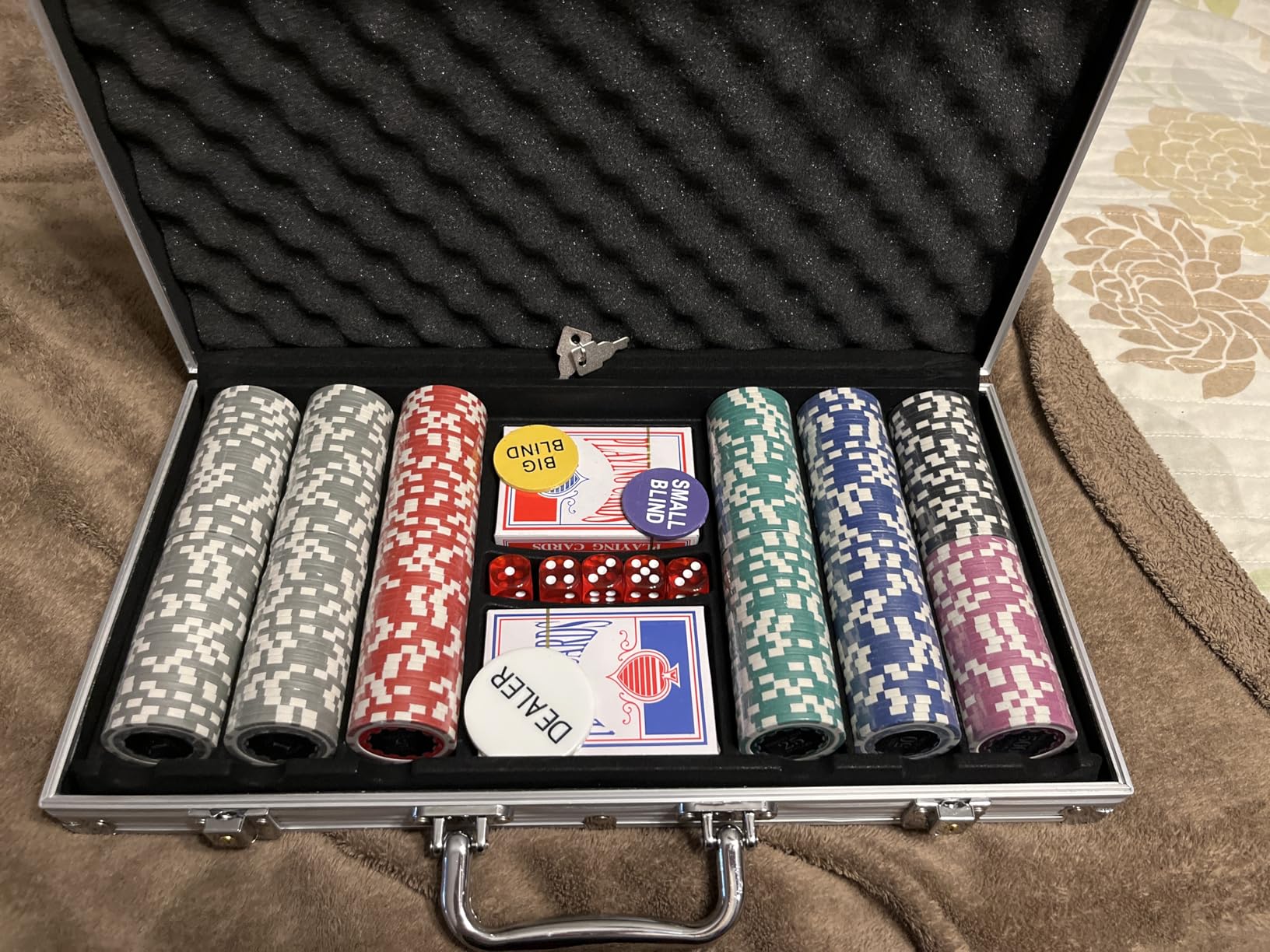 500PCS Chips Professional Poker Chip Set with Aluminum Case, 11.5 Gram Composite Clay Chips, 2 Decks of Cards, 5 Dice & Dealer Button - Perfect for Texas Holden, Blackjack, Casino Night customer photo 2