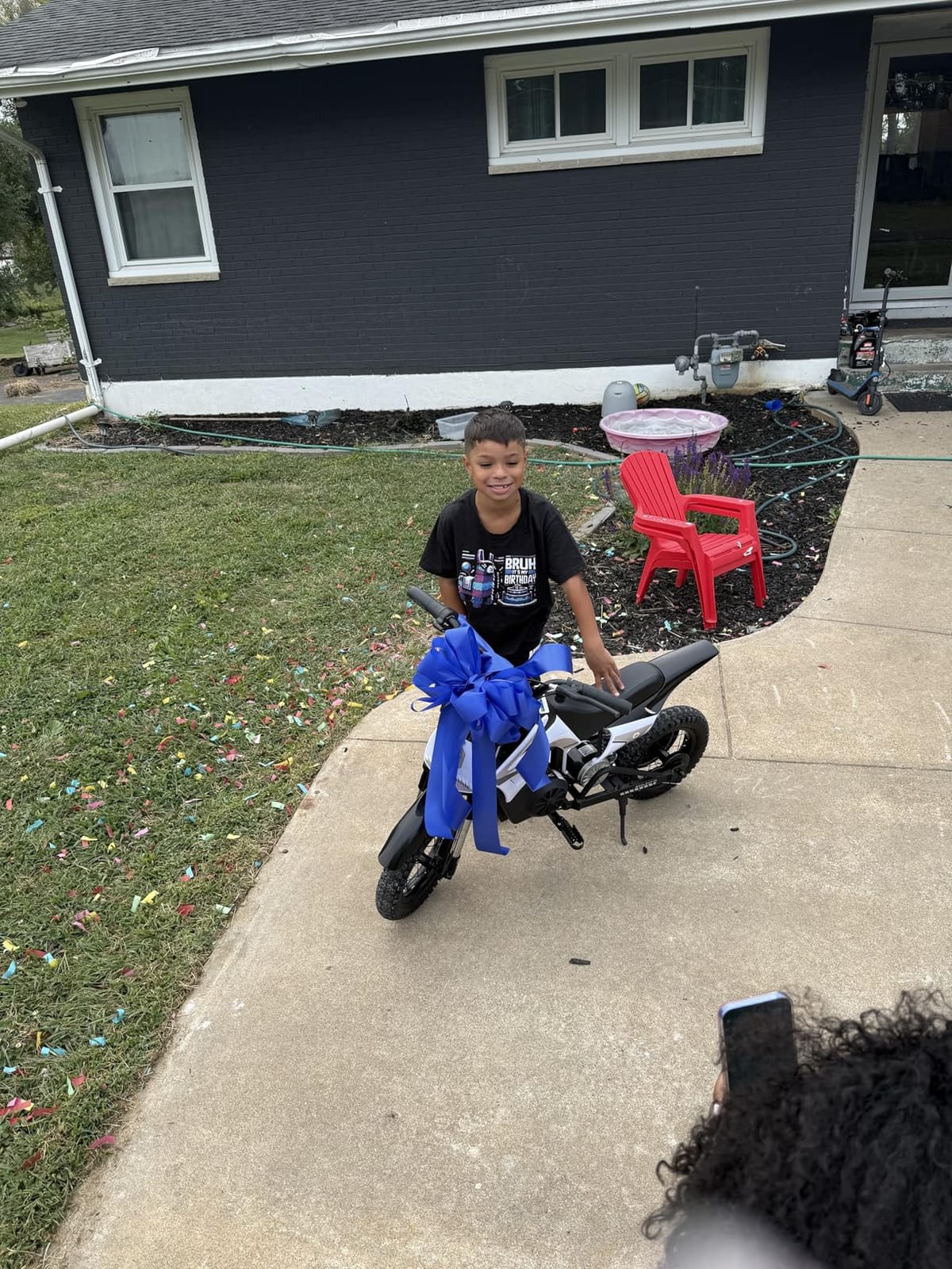 K1 Kids Electric Dirt Bike, 36V, 700W, 16 MPH, 14-Mile, Ages 3-10 (Warm Gray) customer photo 2