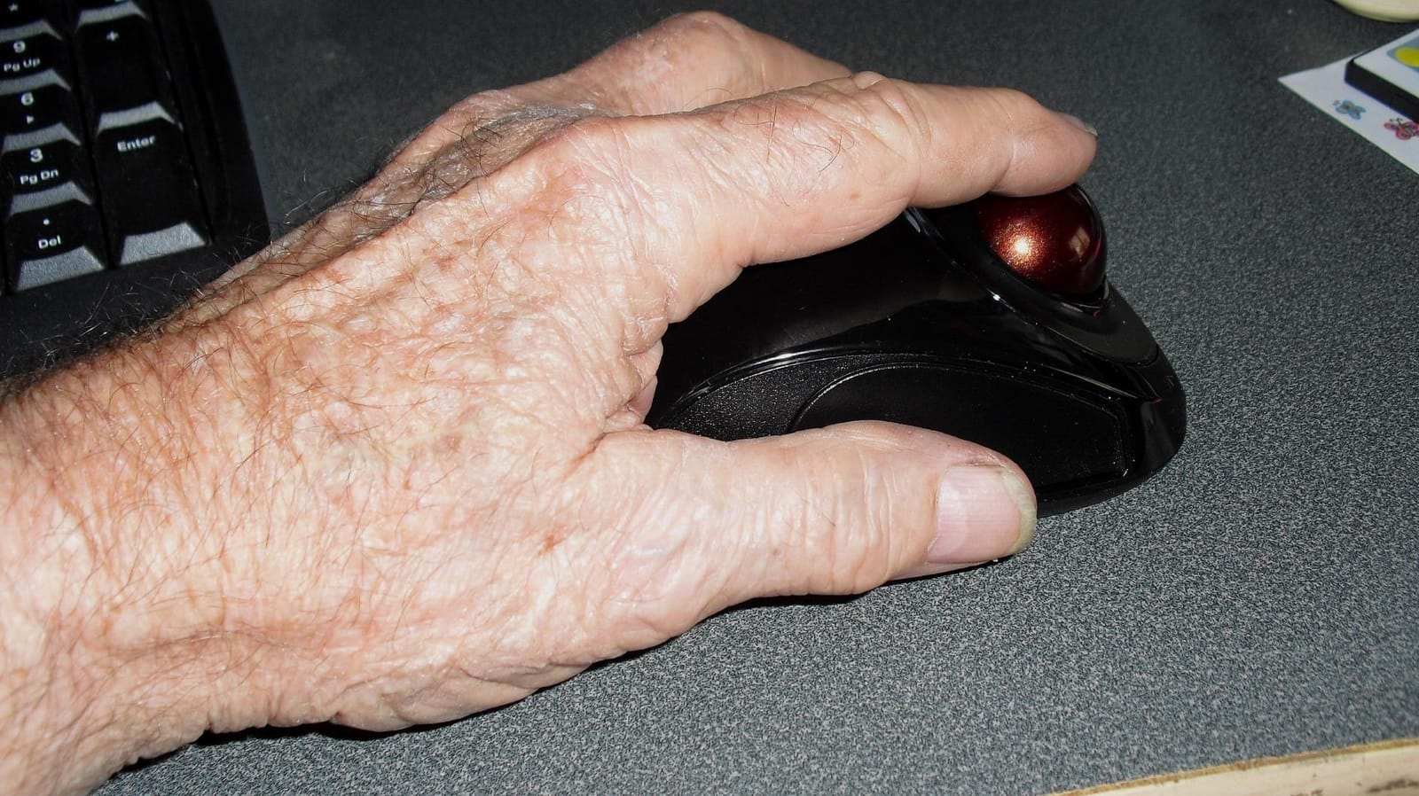Kensington Orbit Wireless Trackball Mouse with Touch Scroll Ring (K72352US),Black customer photo 2