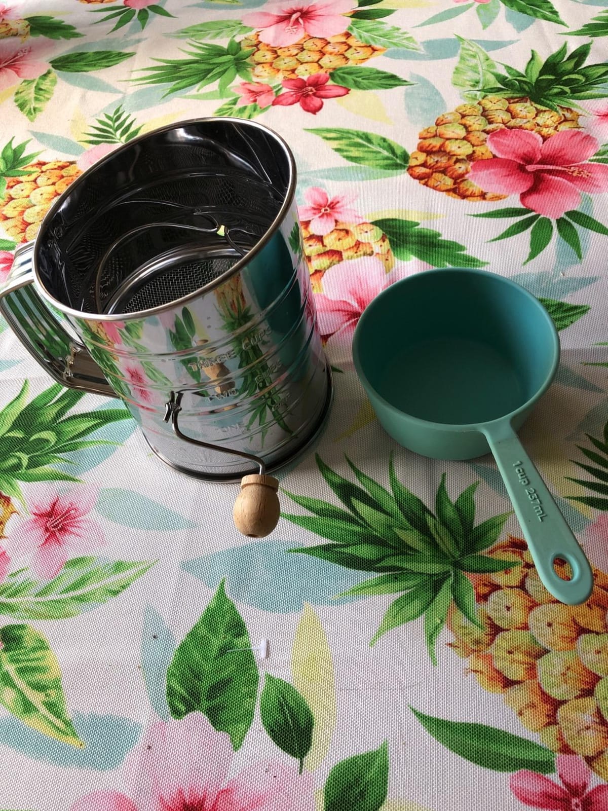 Bellemain Stainless Steel Flour Sifter for Baking with Hand Crank - 3 Cup customer photo 2