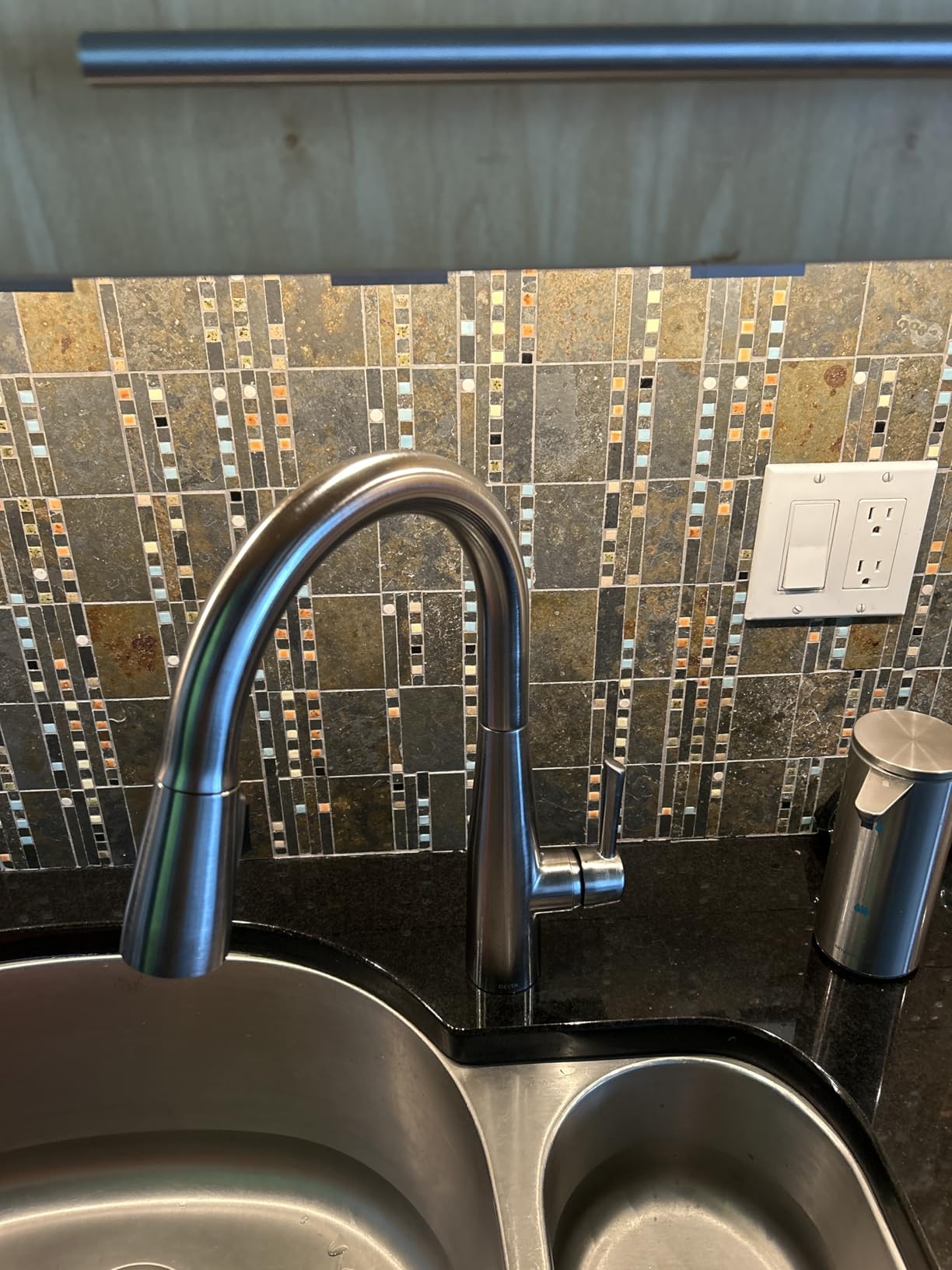 Delta Essa Brushed Nickel Kitchen Faucet with Pull Down Sprayer, Modern Single Hole Kitchen Sink Faucet, Single Handle, Arctic Stainless 9113-AR-DST customer photo 2