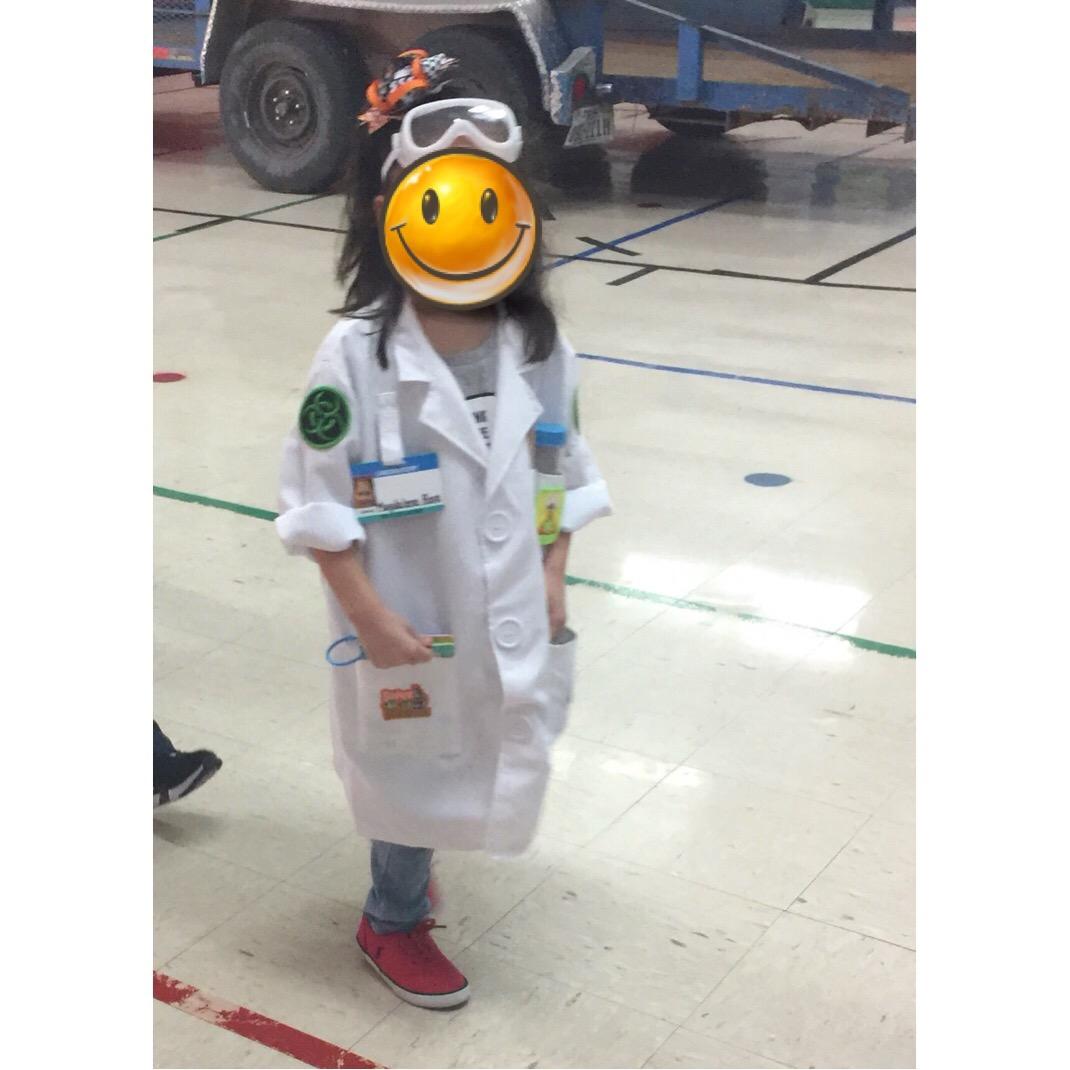 Melissa & Doug Scientist Role Play Costume Set - Lab Coat, Goggles, 6 Experiments customer photo 1