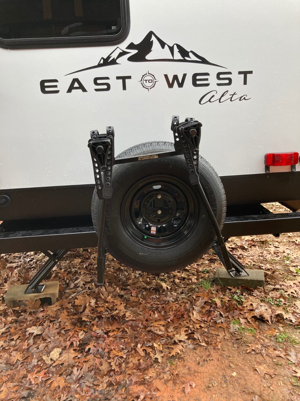 Swagman Around The Spare DLX – RV Bike Rack for Trailers with Rear Bumper Mounted Spare Tires customer photo 1