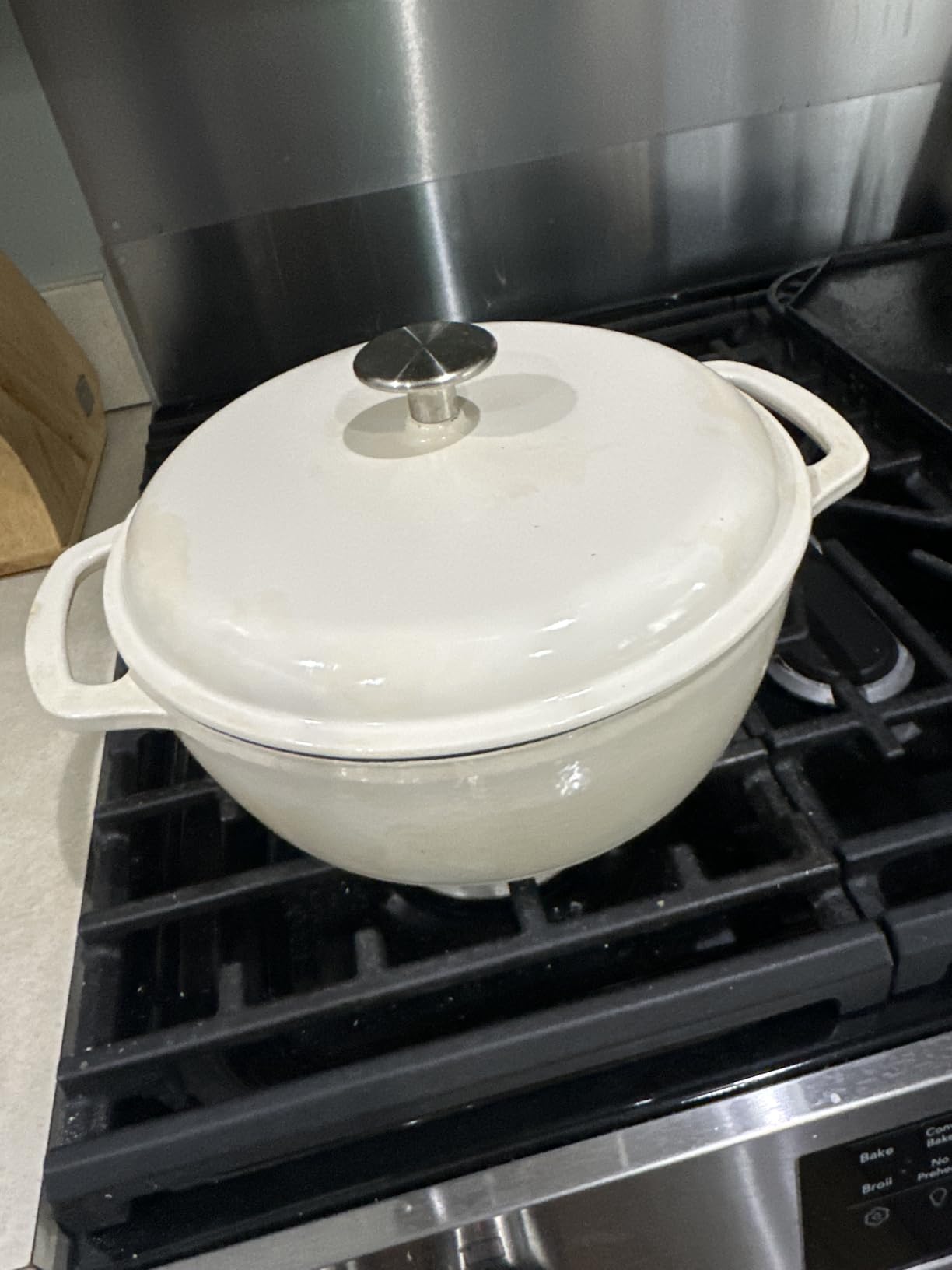 Amazon Basics Enameled Cast Iron Dutch Oven Pot With Lid, 6-Quart, Round, Dual Handles, Heavy-Duty, Oven Safe for Stews, Roasting & Baking, Red customer photo 1
