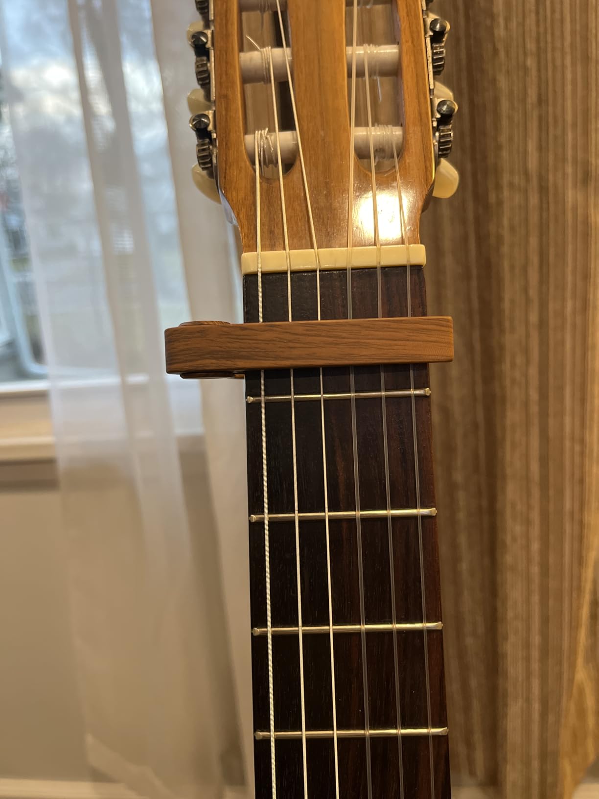 WINGO Flat Guitar Capo for Classical Guitars-Rosewood Color with 5 Picks customer photo 2