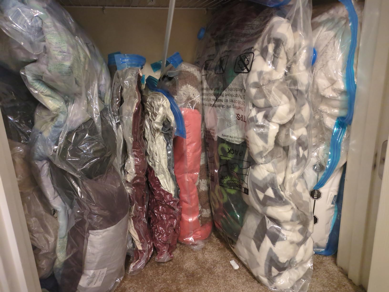 Amazon Basics Vacuum Storage Bags for Clothes, Compression Space Saving Storage Bags with Hand Pump, Reusable, Heavy-Duty Seal Protection, Multiple Sizes, White, 15-Pack customer photo 2