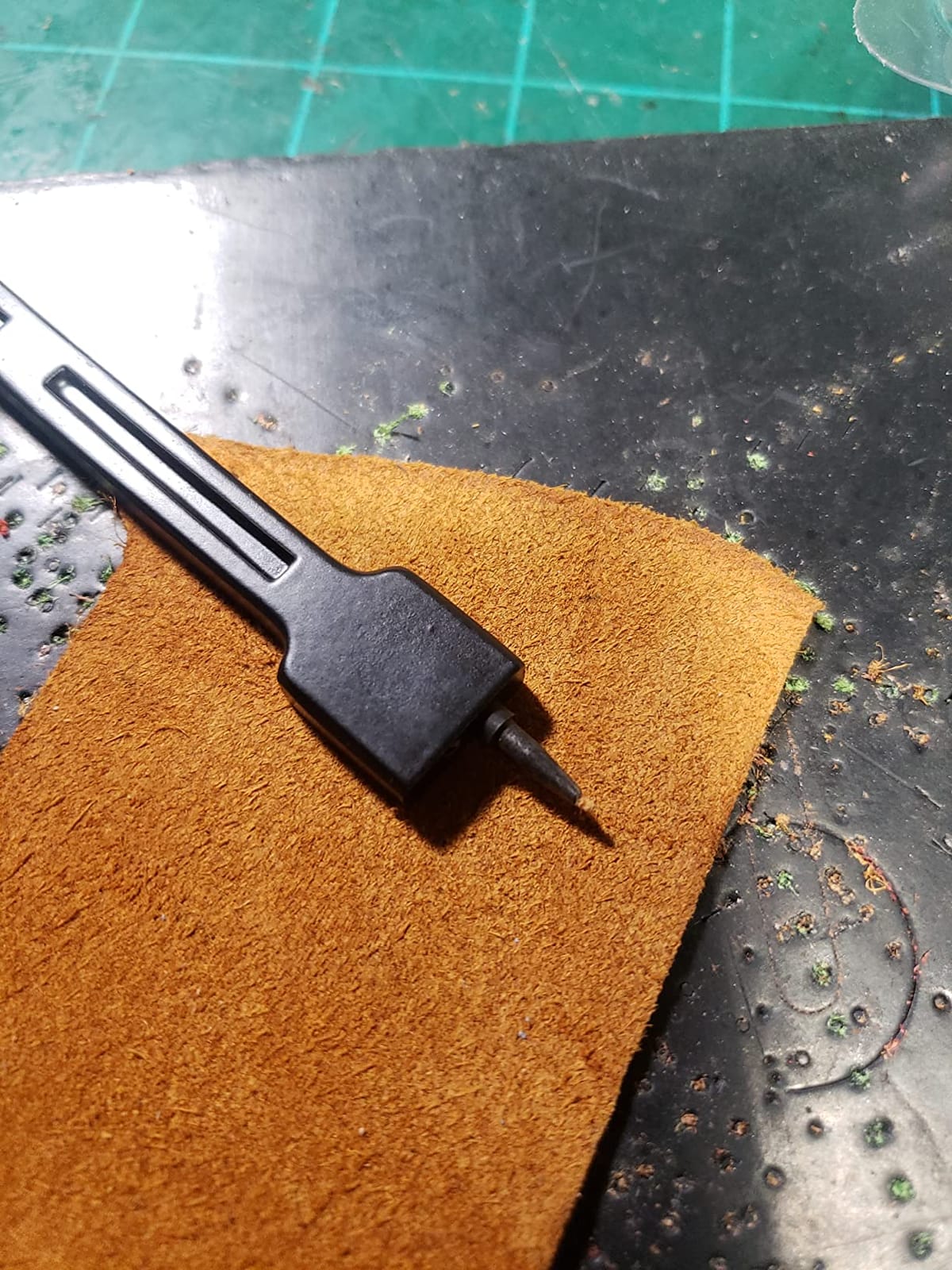 4mm Round Hole Leather Stitching Chisel Set, High Carbon Steel 2/4/6 Tooth Punch Tool with Waste Discharge Hole for Leather Craft DIY customer photo 1