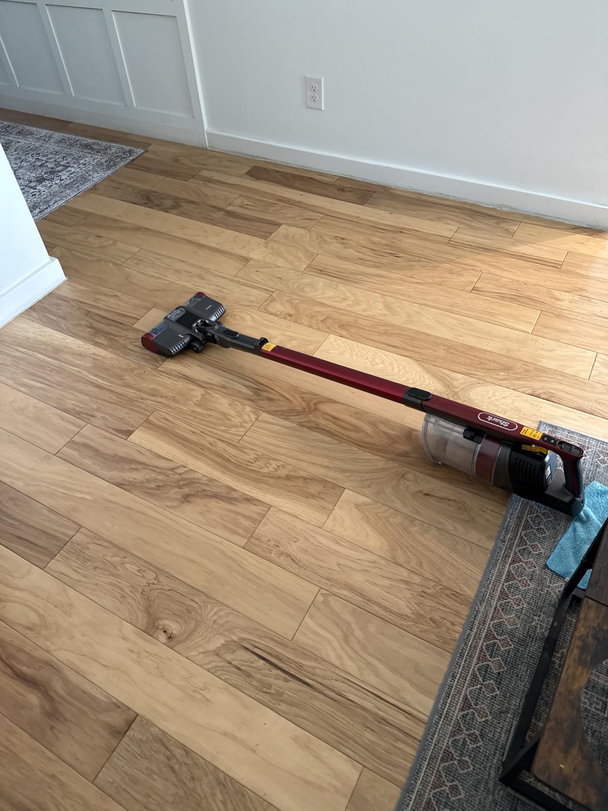 Shark Cordless Vacuum Cleaner, Red, IZ362H customer photo 2