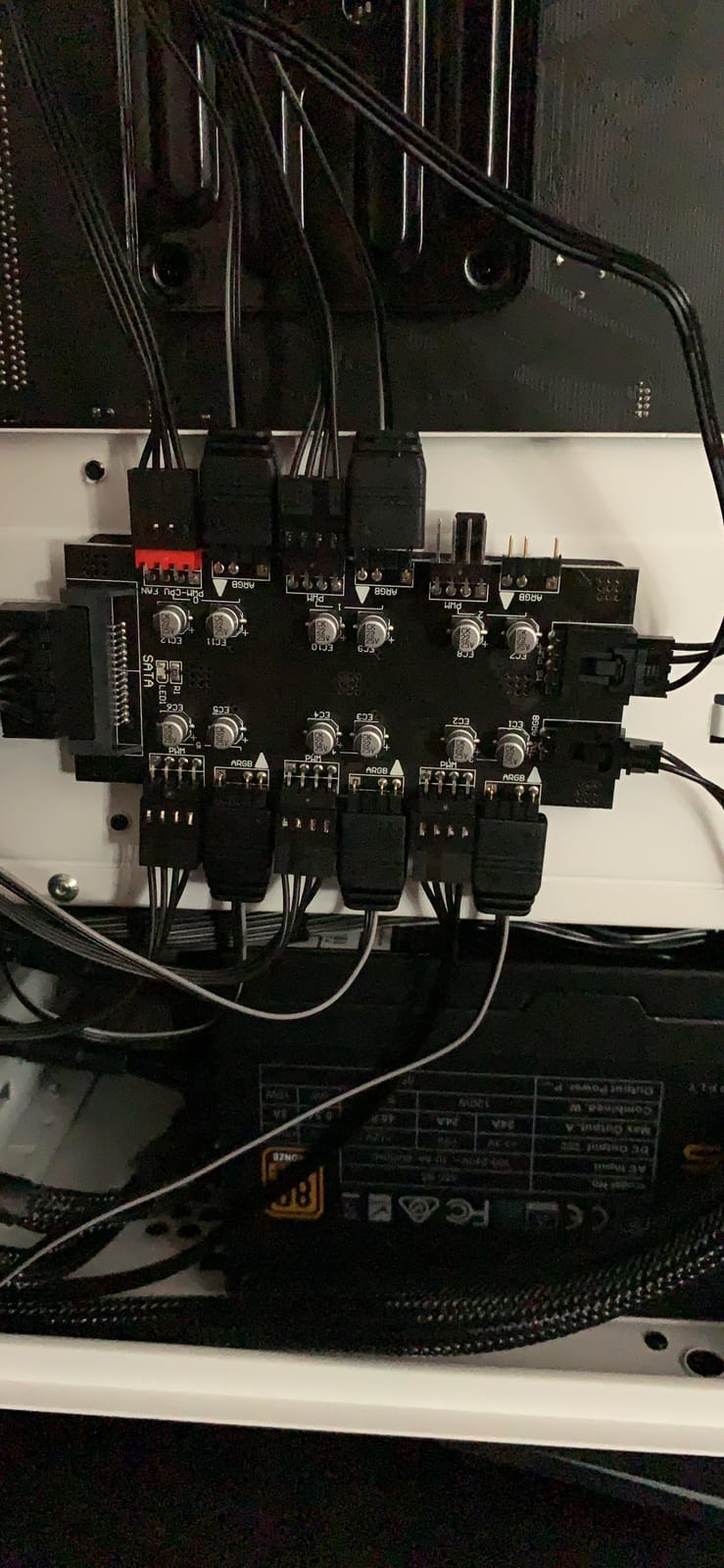 12V 4Pin PWM & 5V 3Pin ARGB with SATA 15Pin Power 2-in-1 Hub 6 Way customer photo 1