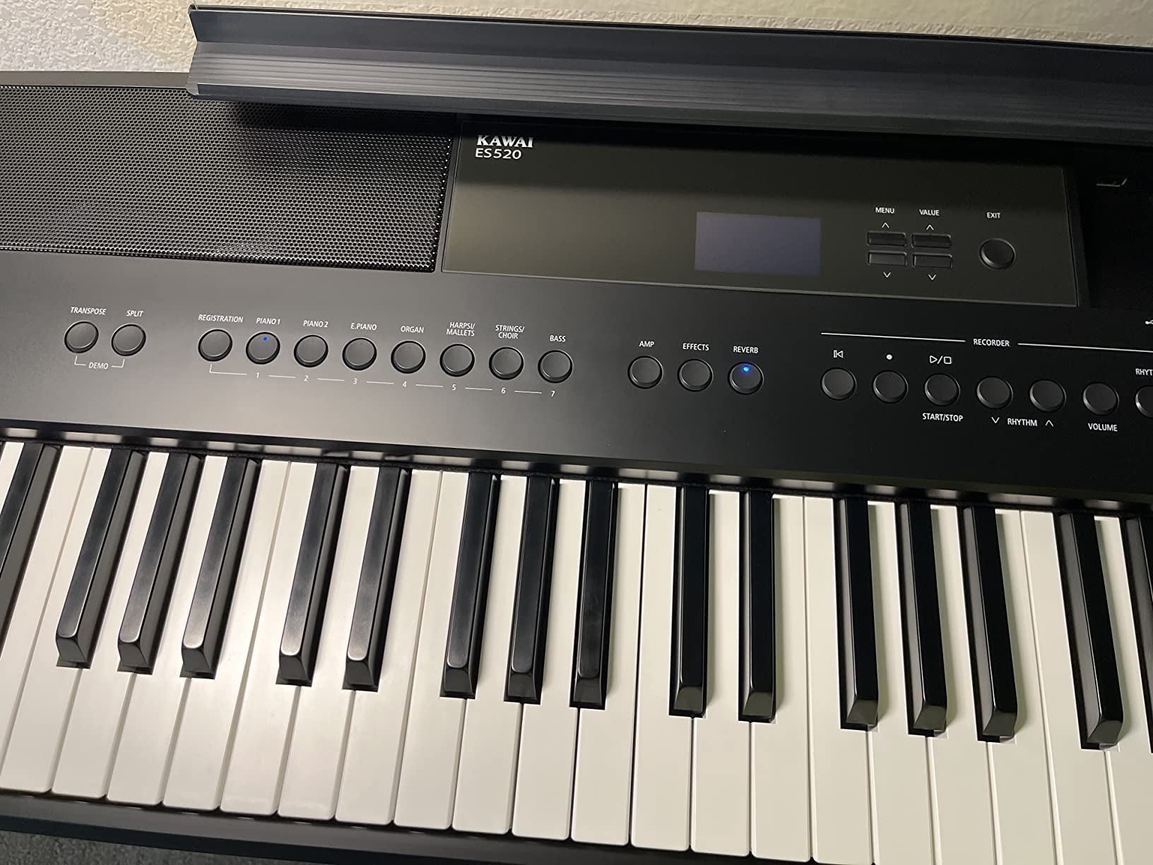 ES520 88-key Digital Piano with Speakers - White customer photo 1