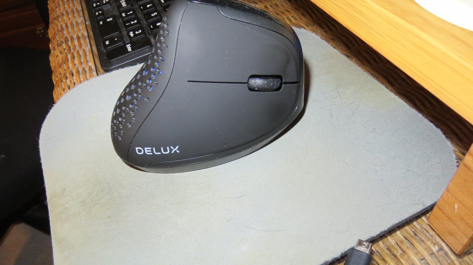DELUX Seeker Ergonomic Vertical Wireless Mouse with OLED Screen (M618XSD) customer photo 1