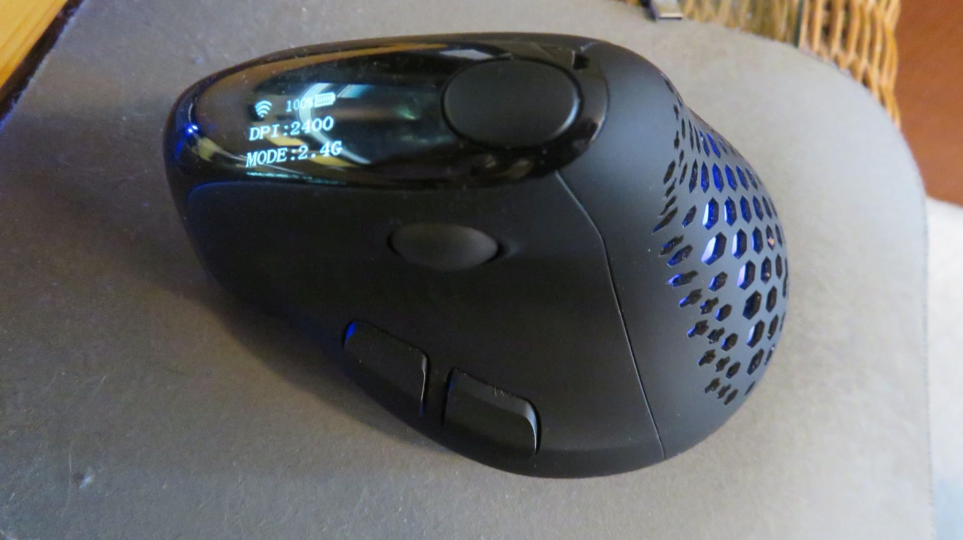 DELUX Seeker Ergonomic Vertical Wireless Mouse with OLED Screen (M618XSD) customer photo 2