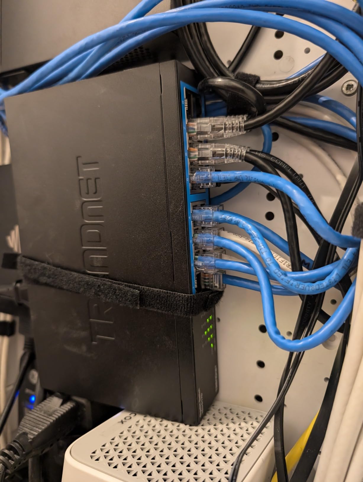 TRENDnet 16-Port Gigabit Desktop Switch, TEG-S17D customer photo 1